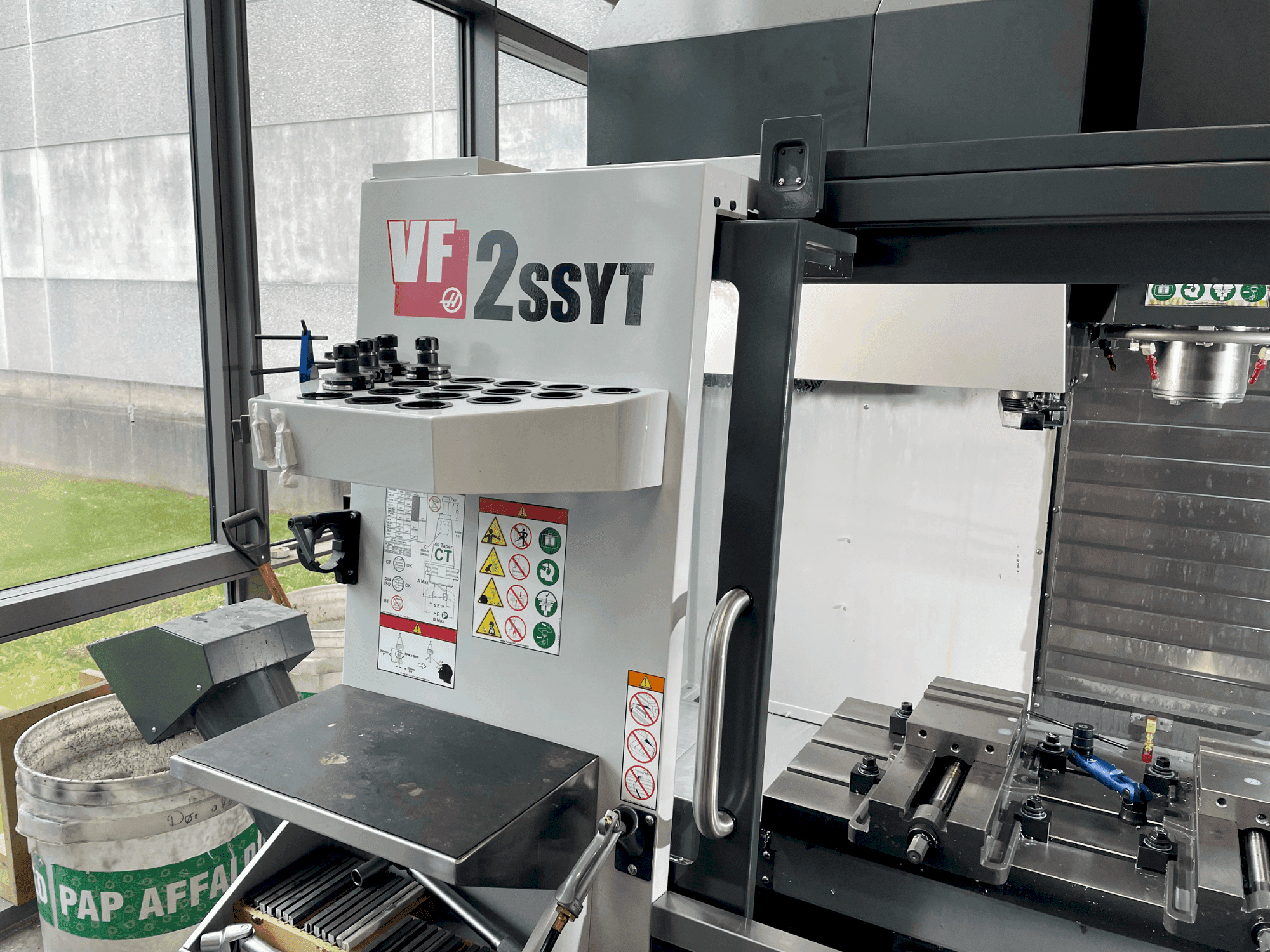 Вид станка HAAS VF-2SSYT спереди