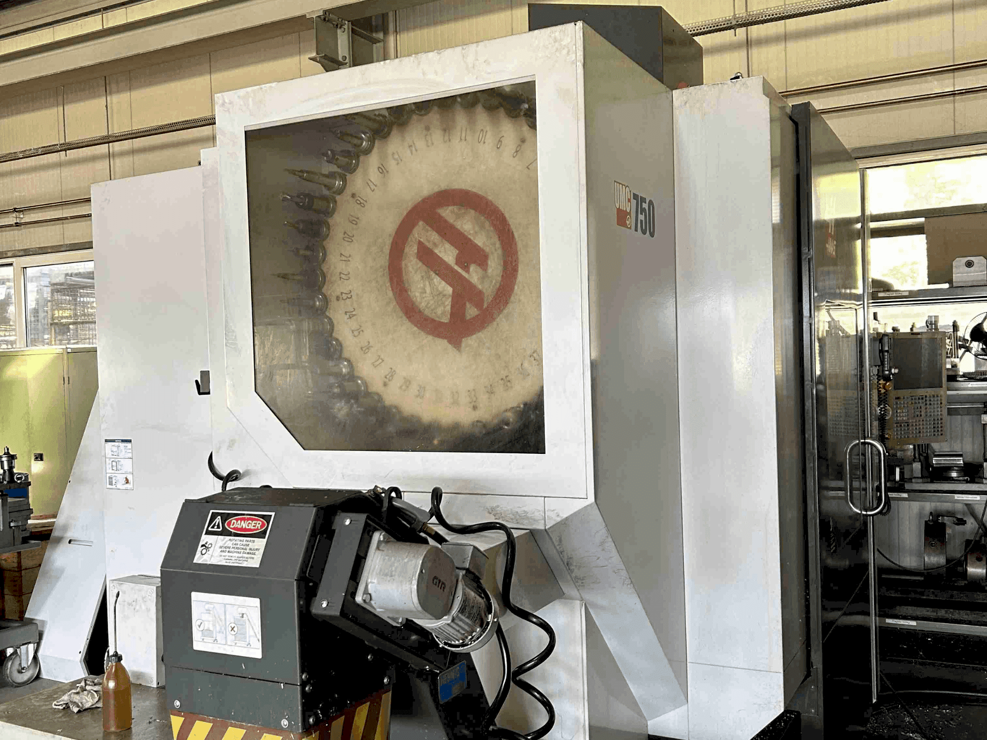 Вид станка HAAS UMC-750 спереди