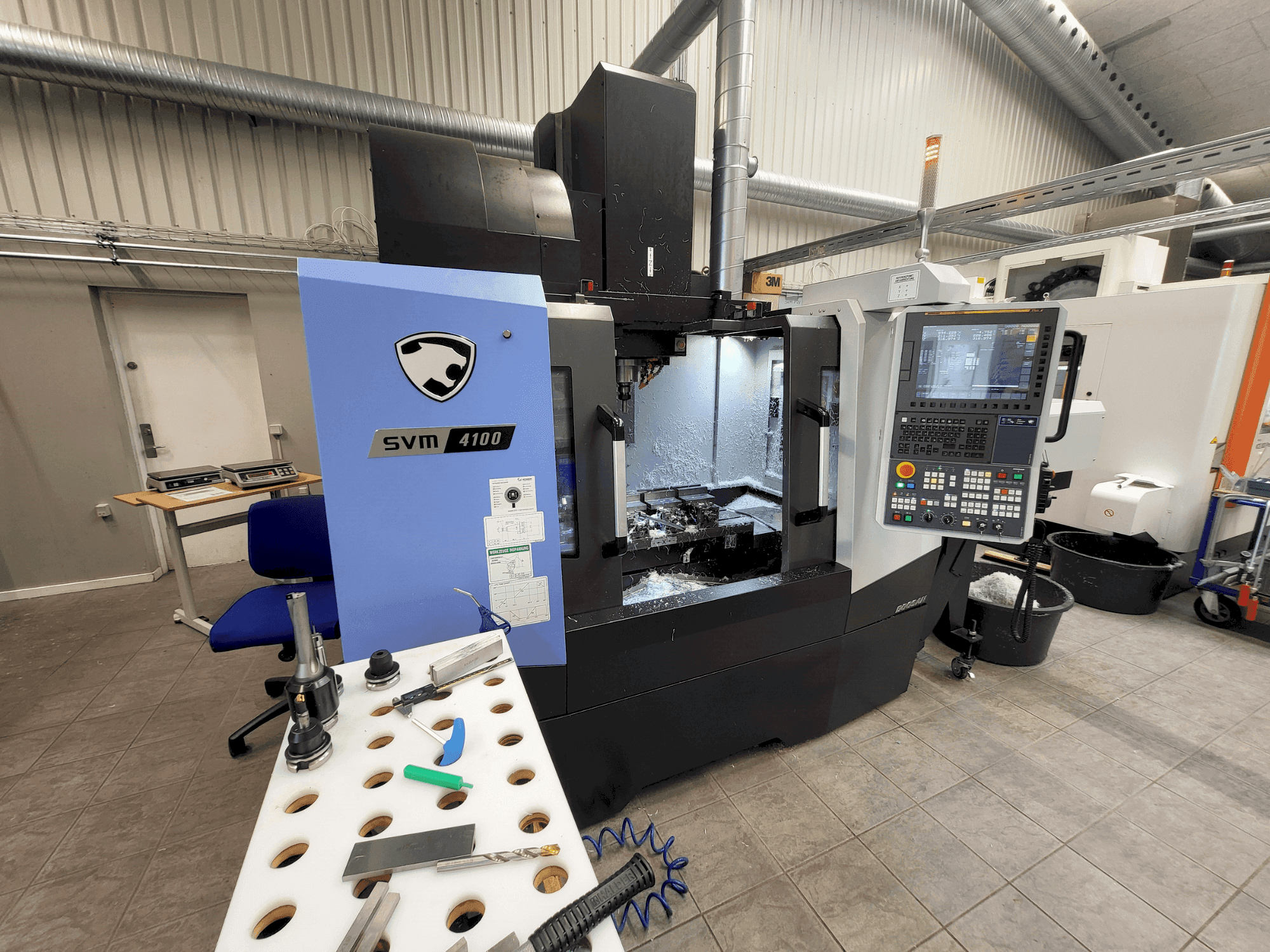 Вид станка DOOSAN SVM4100 спереди