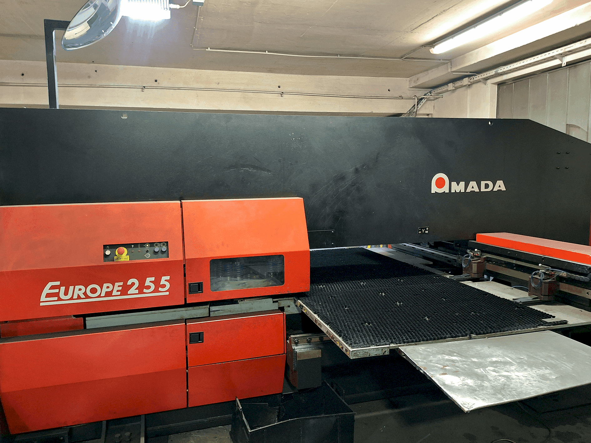 Вид станка AMADA EUROPE 255 CNC  спереди