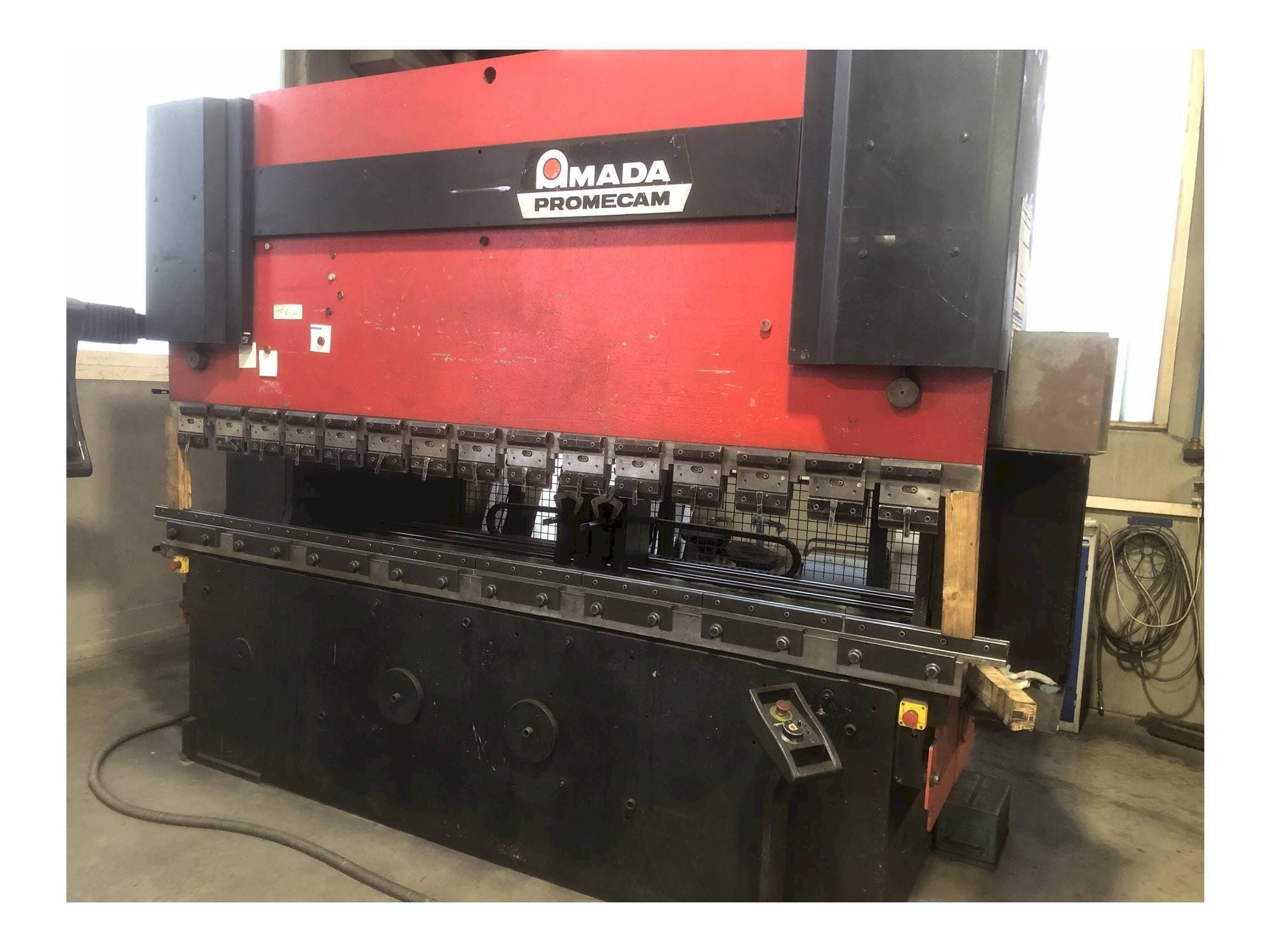 Вид станка AMADA HFB 125 спереди