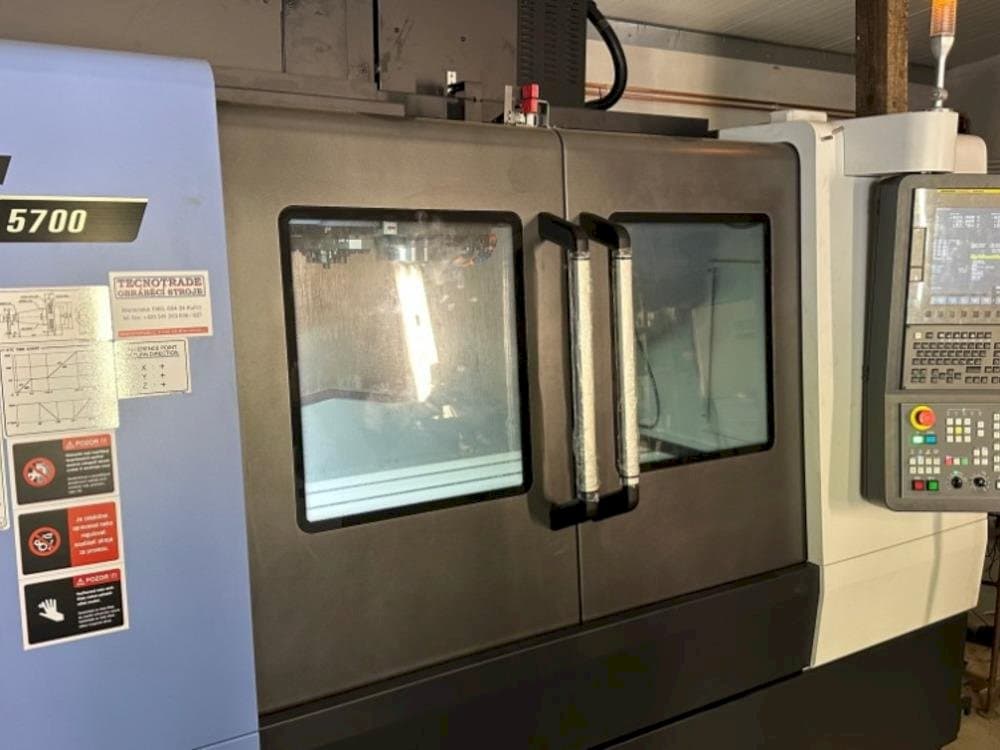 Вид станка DOOSAN DNM 5700  спереди