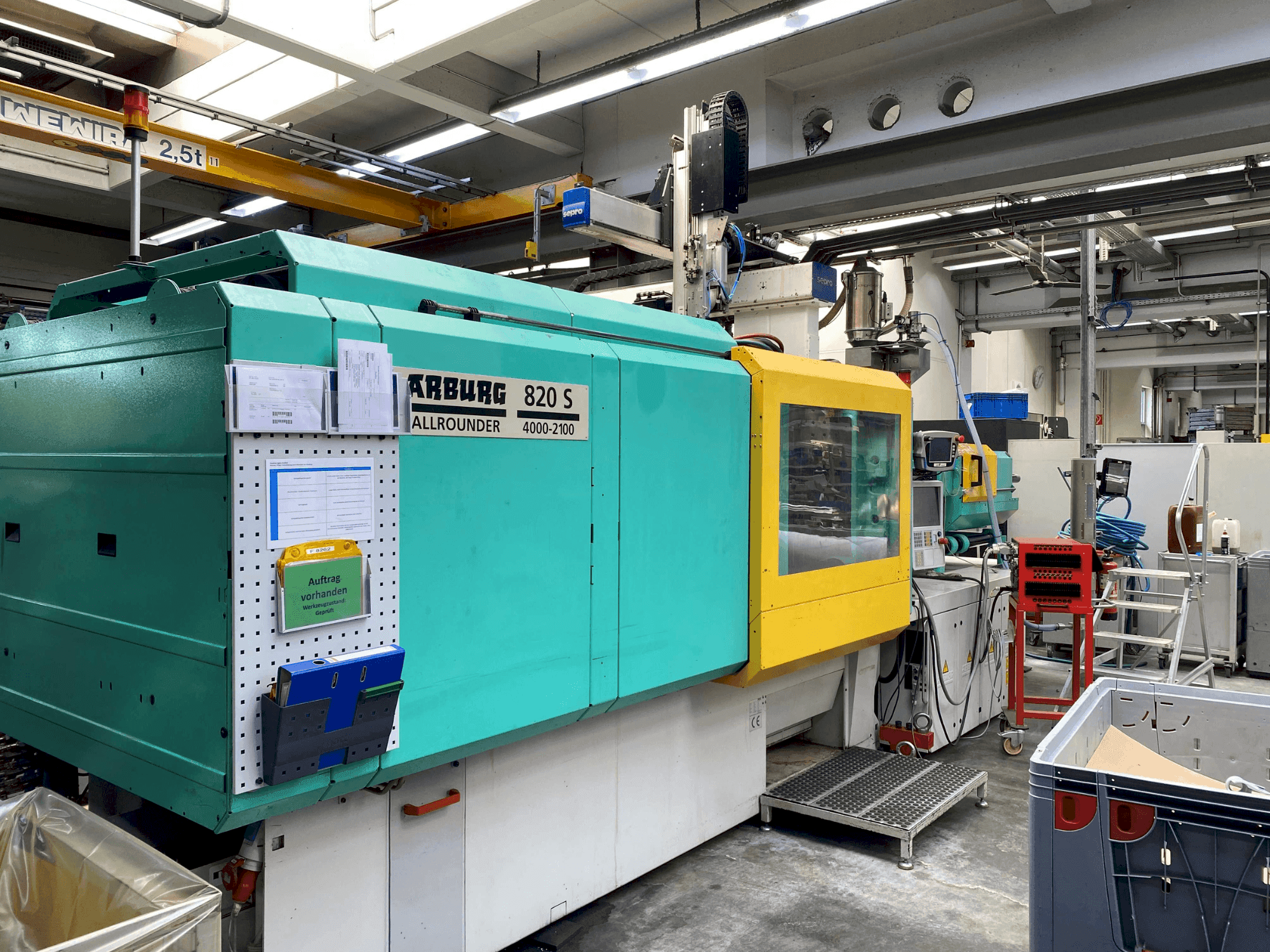 Вид станка Arburg Allrounder 820 S 4000-2100 спереди