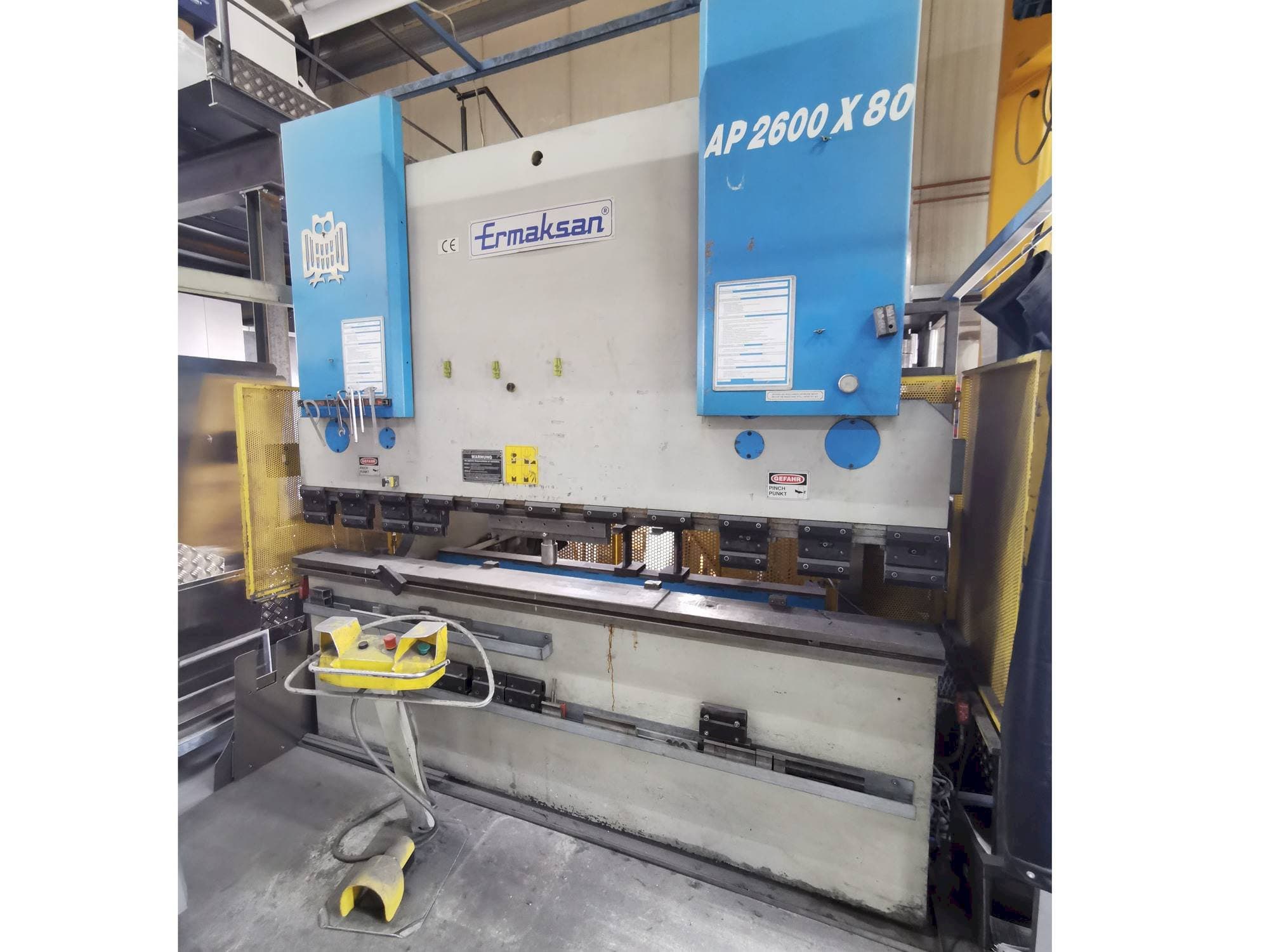 Вид станка ERMAKSAN AP 2600 - 80 спереди