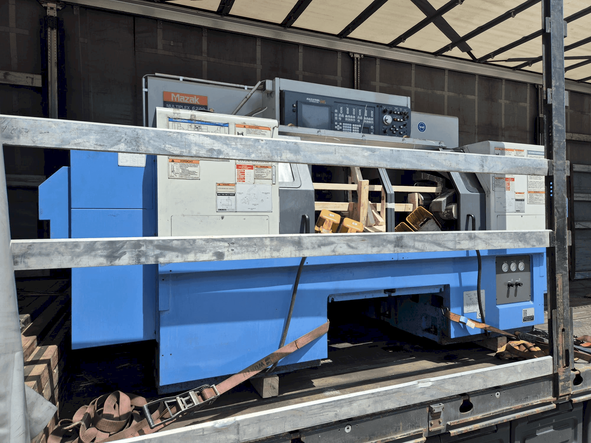 Вид станка Mazak Multiplex 6200 спереди