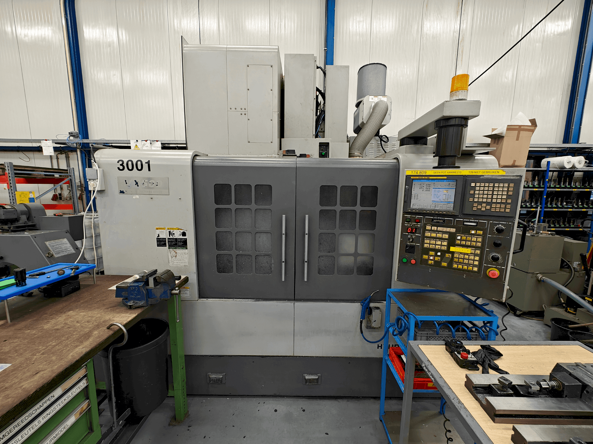 Вид станка HYUNDAI KIA VX 500  спереди