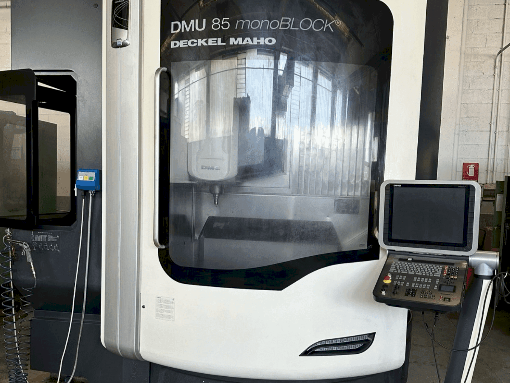 Вид станка DMG DECKEL MAHO DMU 85 Monoblock  спереди