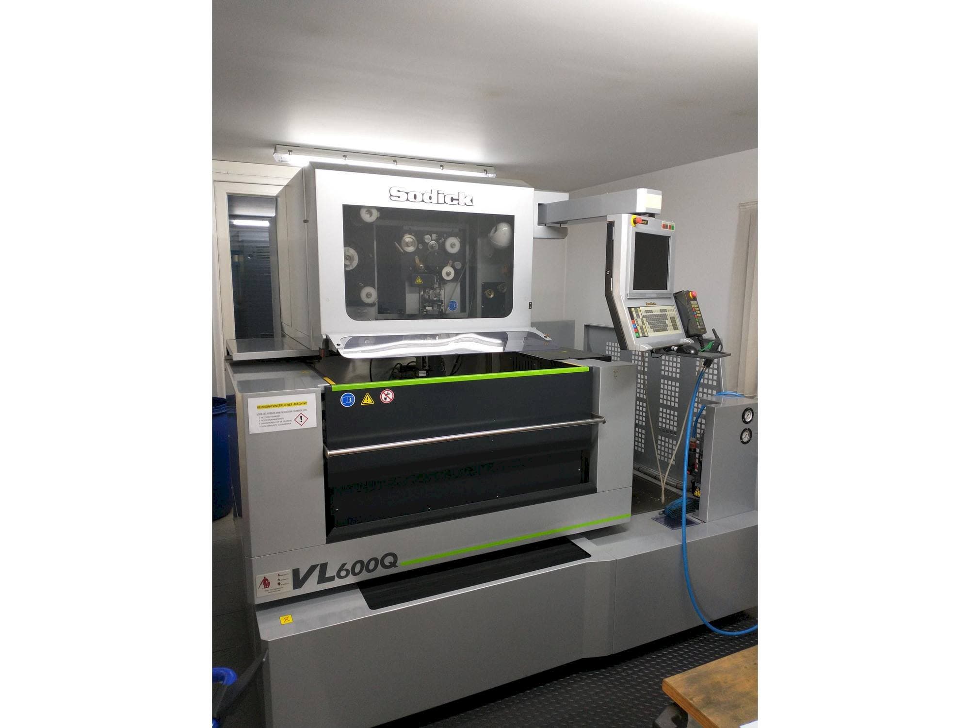 Вид станка Sodick VL600Q спереди