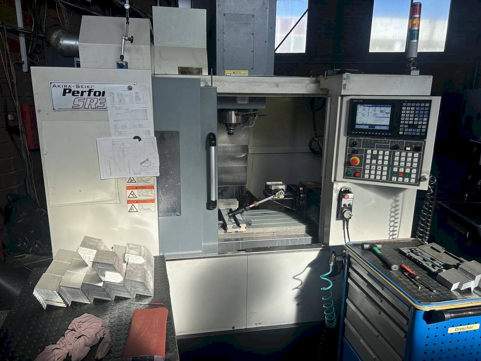 Вид станка Akira Seiki SR3AXP спереди