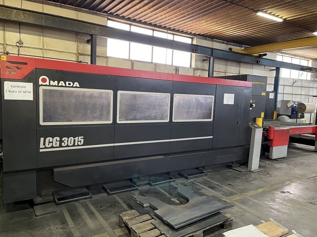 Вид станка AMADA LCG 3015 спереди