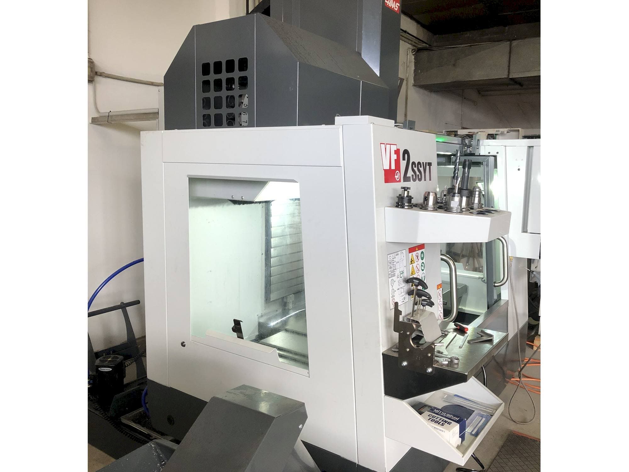 Вид станка HAAS VF-2SSYT спереди
