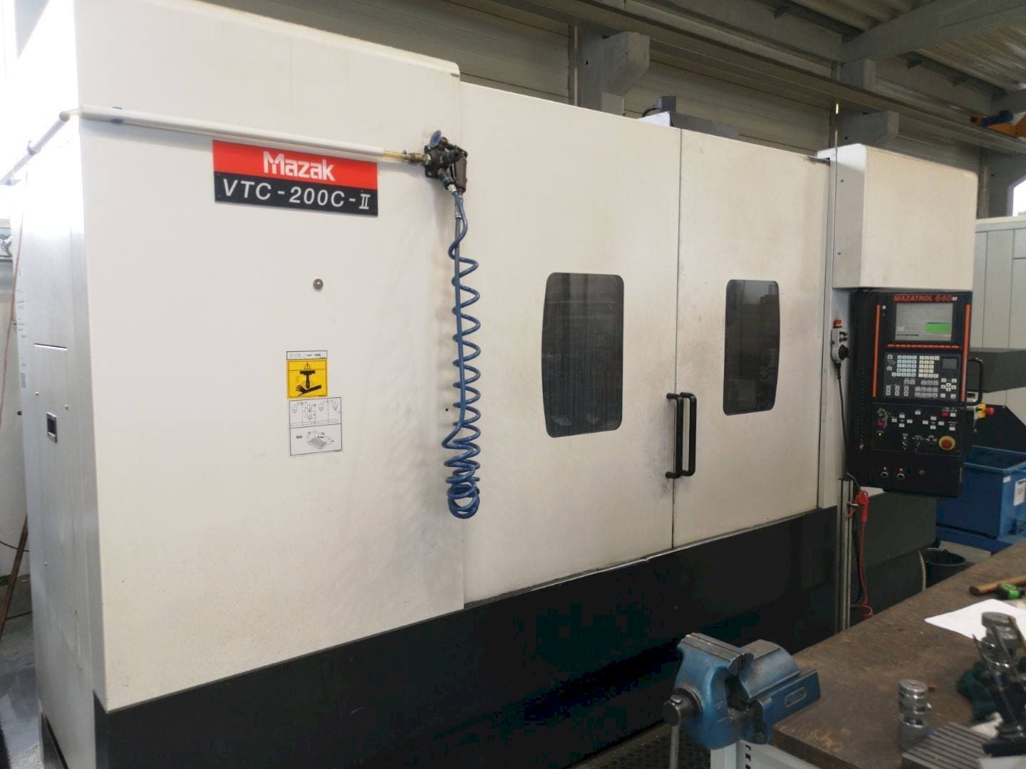 Вид станка Mazak VTC200C-II спереди