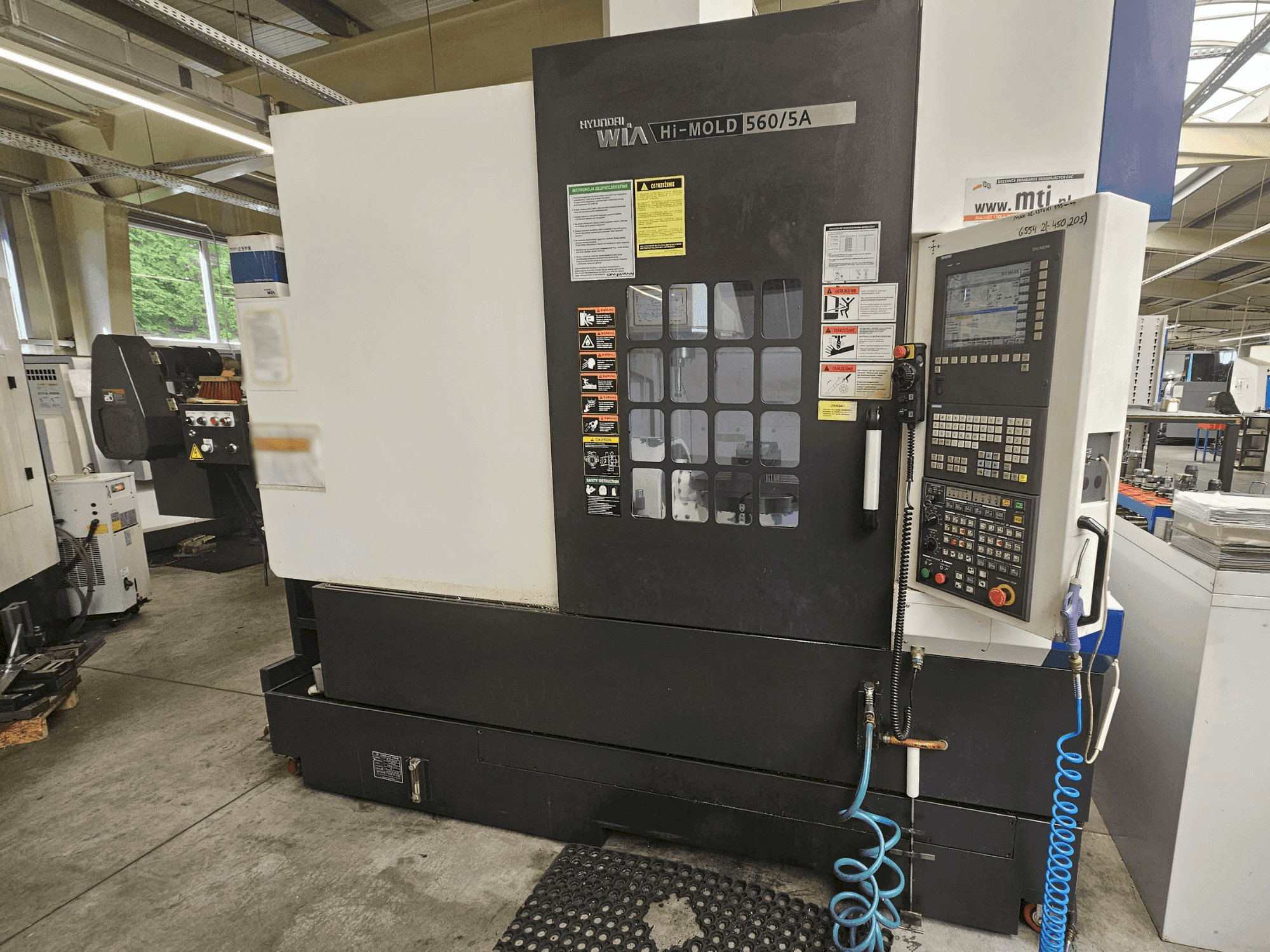 Вид станка Hyundai Wia Hi-MOLD 560/5A спереди