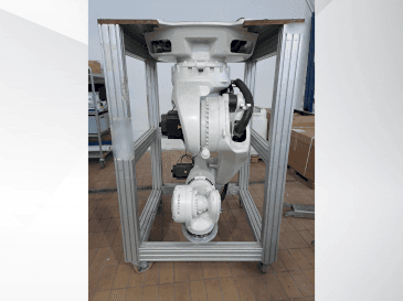 Вид станка KUKA KR270 R2700 C ultra MED (2015) спереди