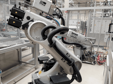 Вид станка KUKA KR 30-3 спереди