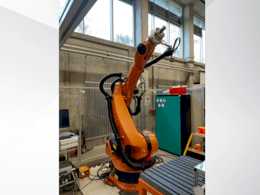 Вид станка KUKA KR 240-2 2000 спереди