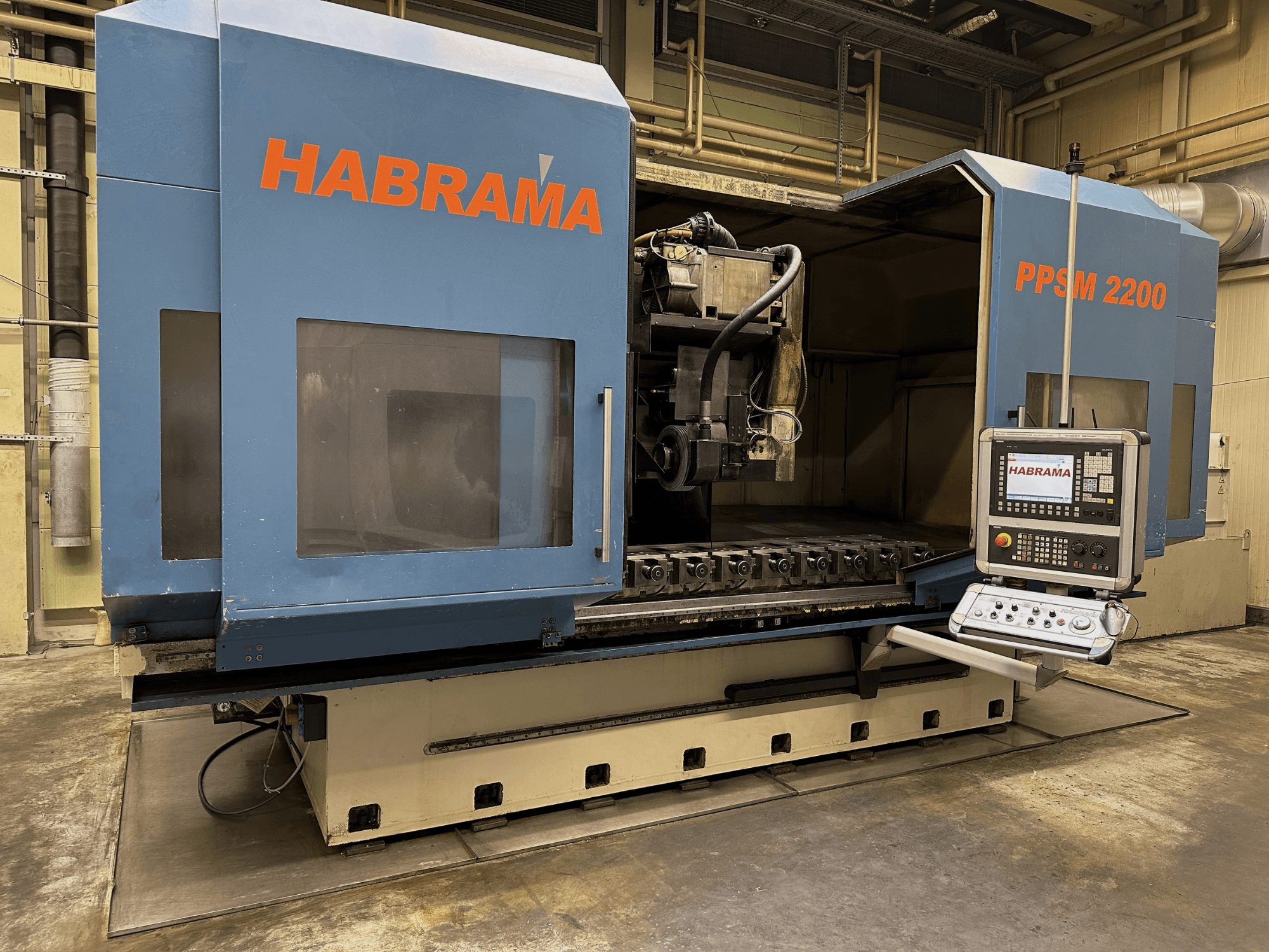Фрезерный станок Habraman PPSM 2200, вид спереди, панель управления и видимый держатель инструмента с несколькими зажимными пазами.
