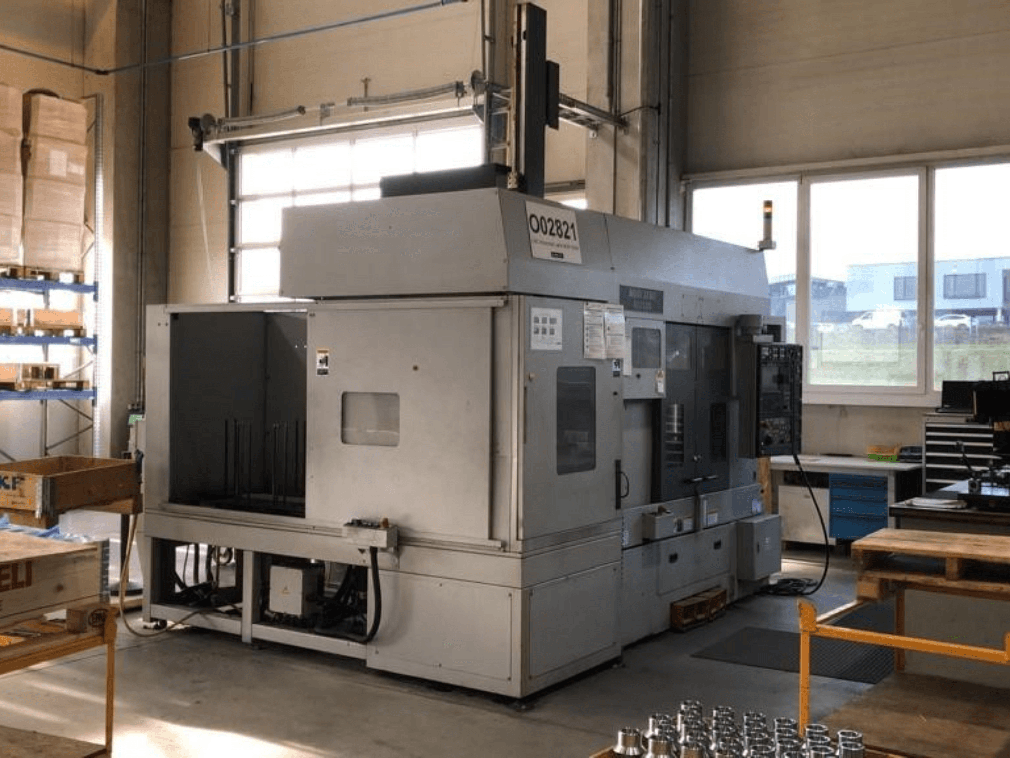 Многошпиндельный токарный станок MORI SEIKI RL2500 в мастерской, вид спереди и производственная зона с инструментами.