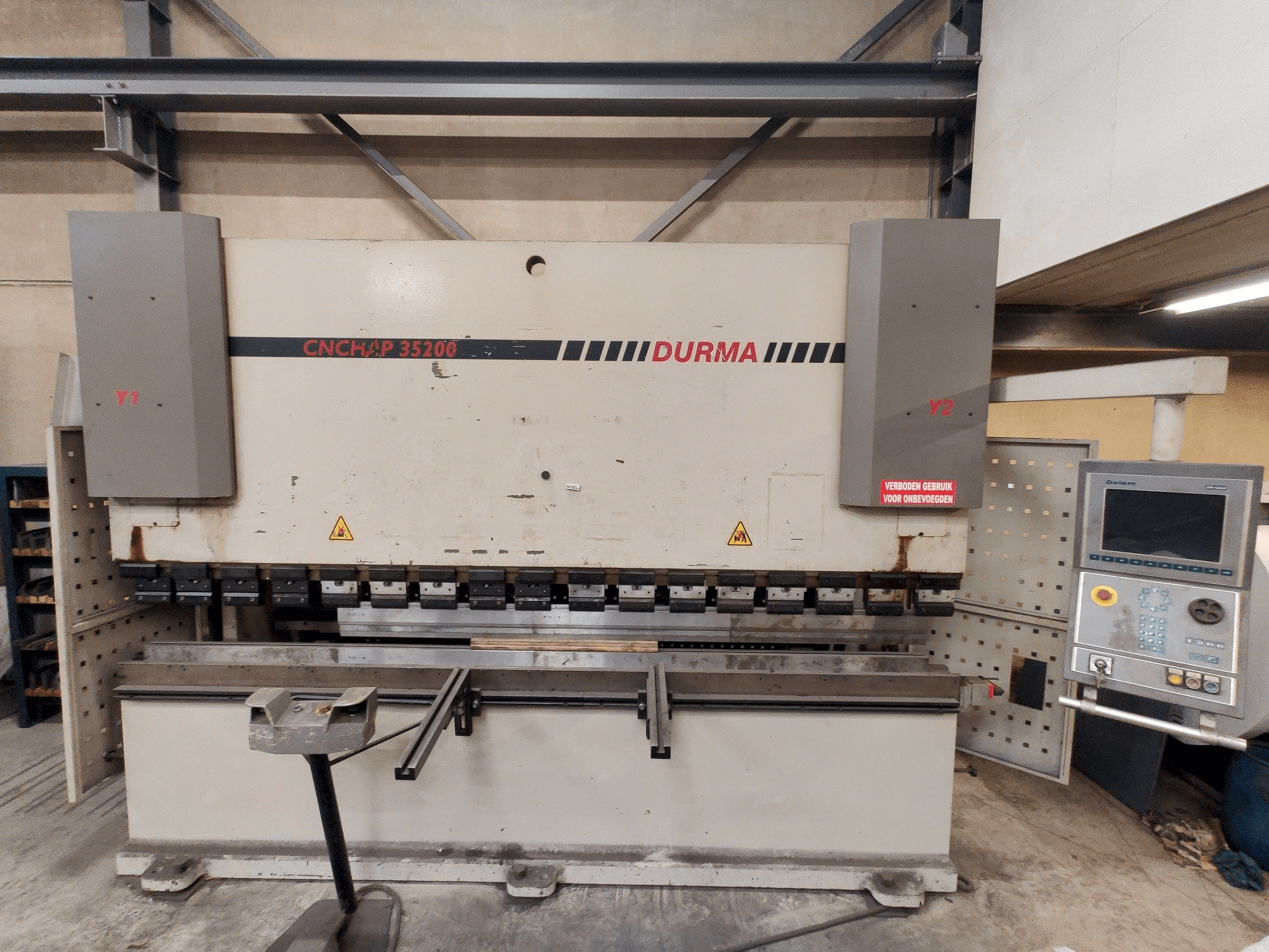 Вид станка Durma CNC HAP 35200 спереди