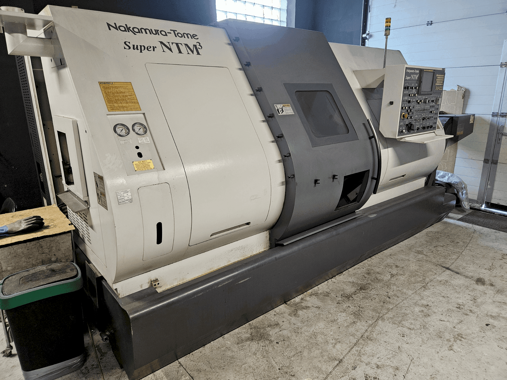 Вид станка NAKAMURA-TOME Super NTM3 спереди
