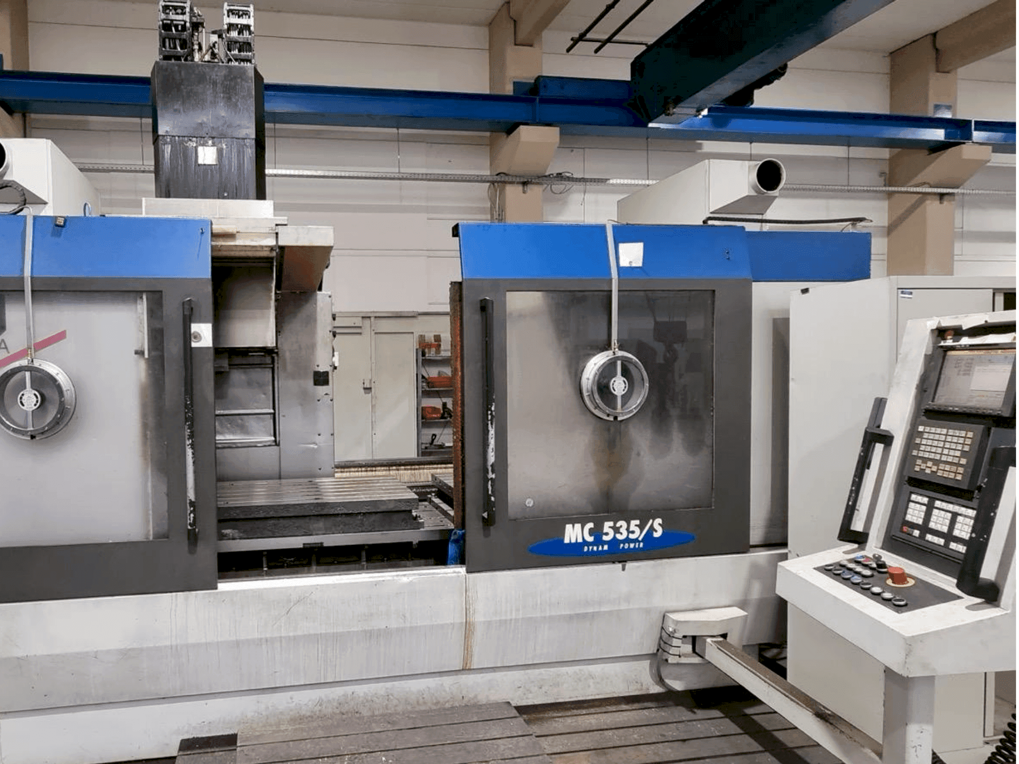 Вид станка STAMA MC 535 спереди