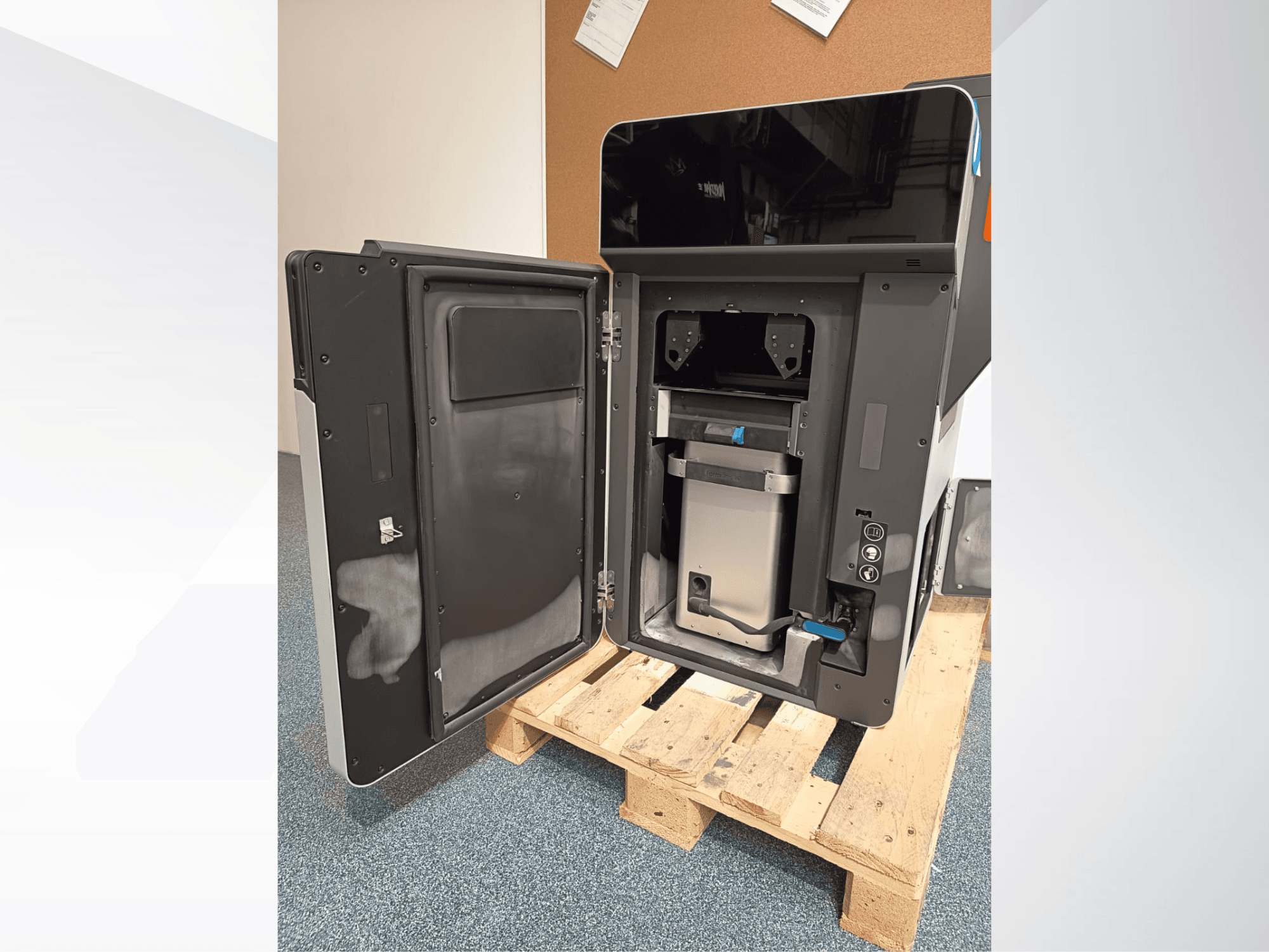 Пластиковый 3D-принтер FORMLABS Fuse 1, вид сбоку с открытой дверцей, открывающей внутренние компоненты и панель управления.