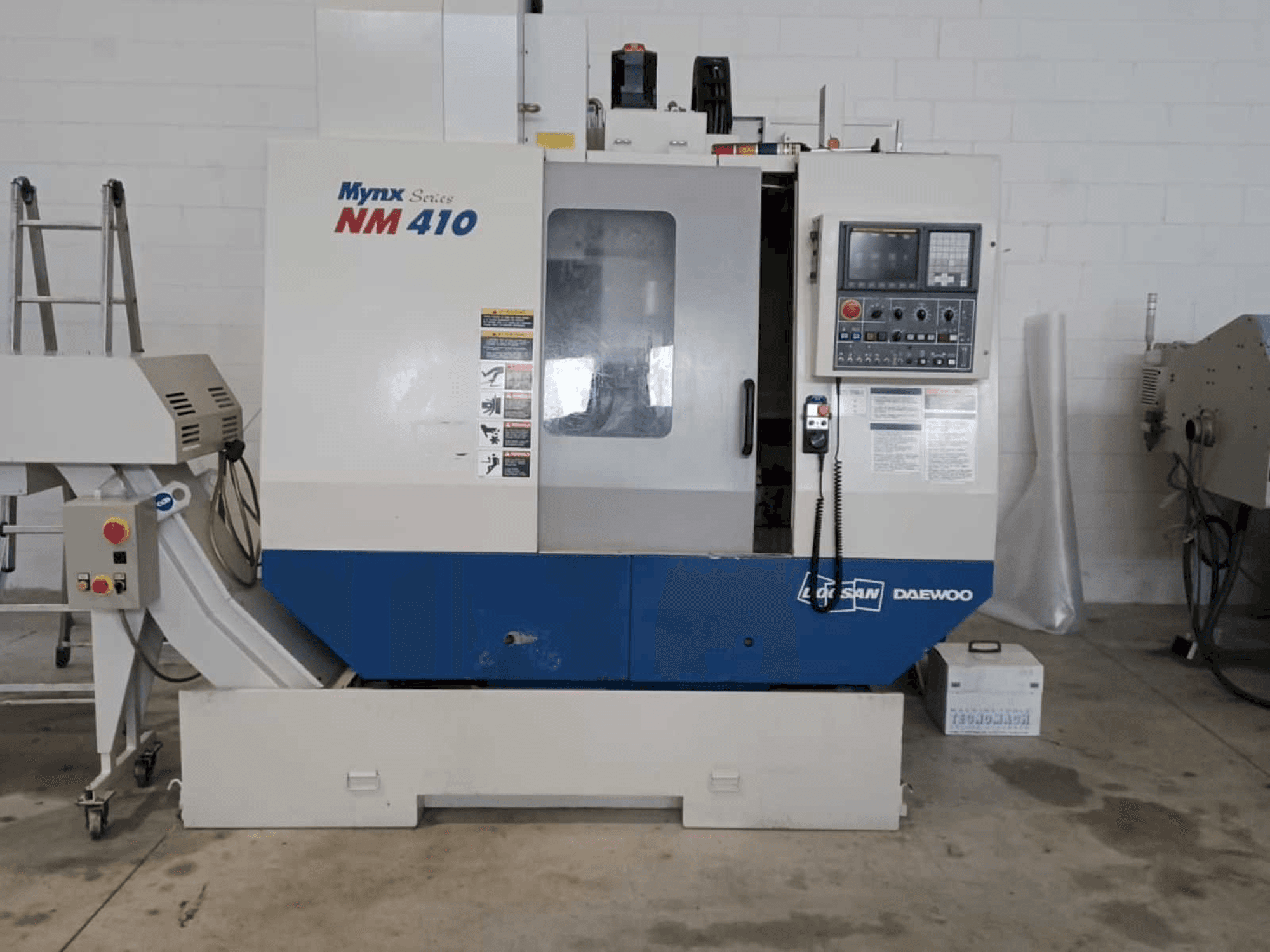 Вид станка Doosan Mynx NM 410 спереди