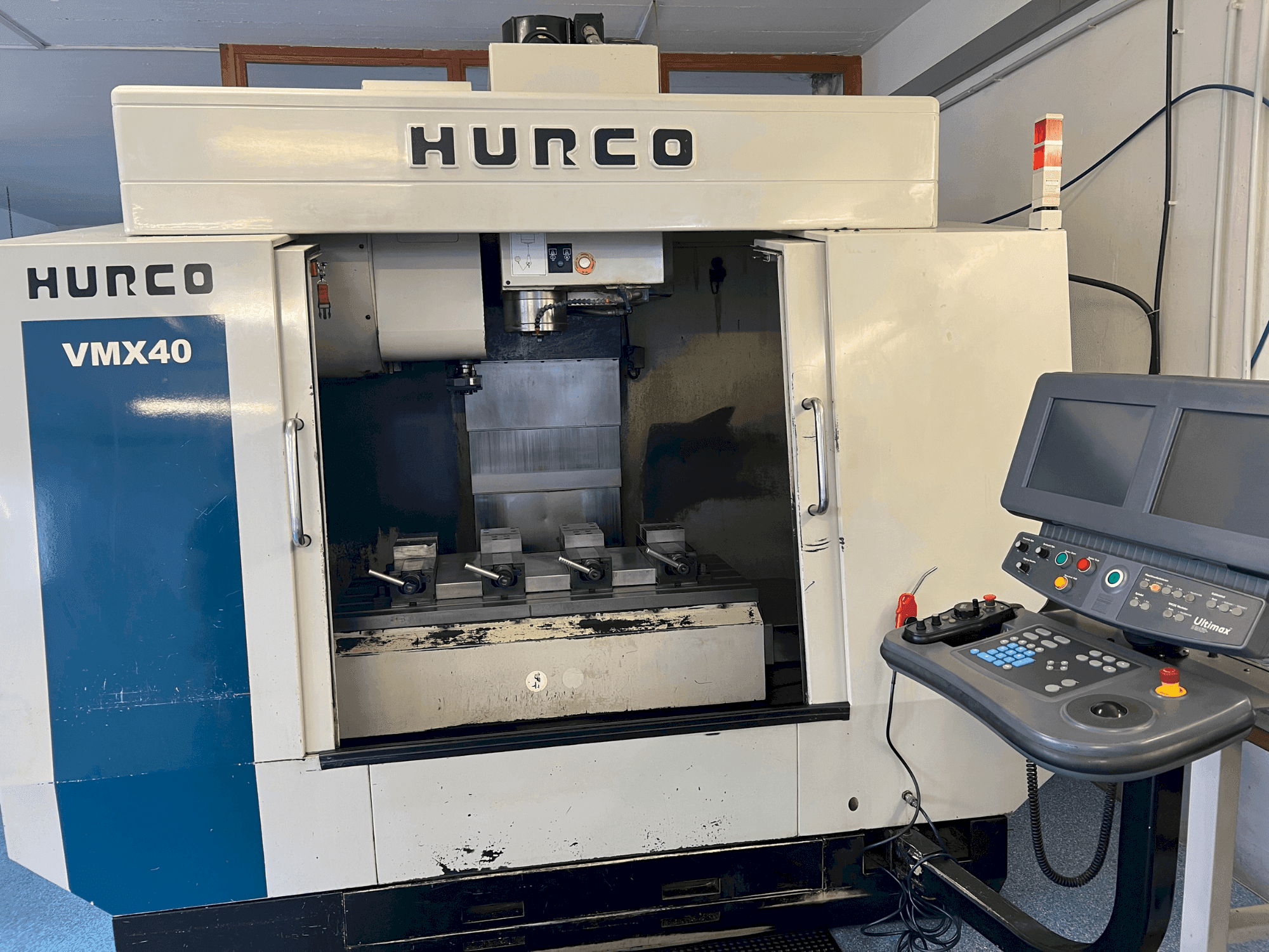 Вид станка Hurco VMX40 спереди