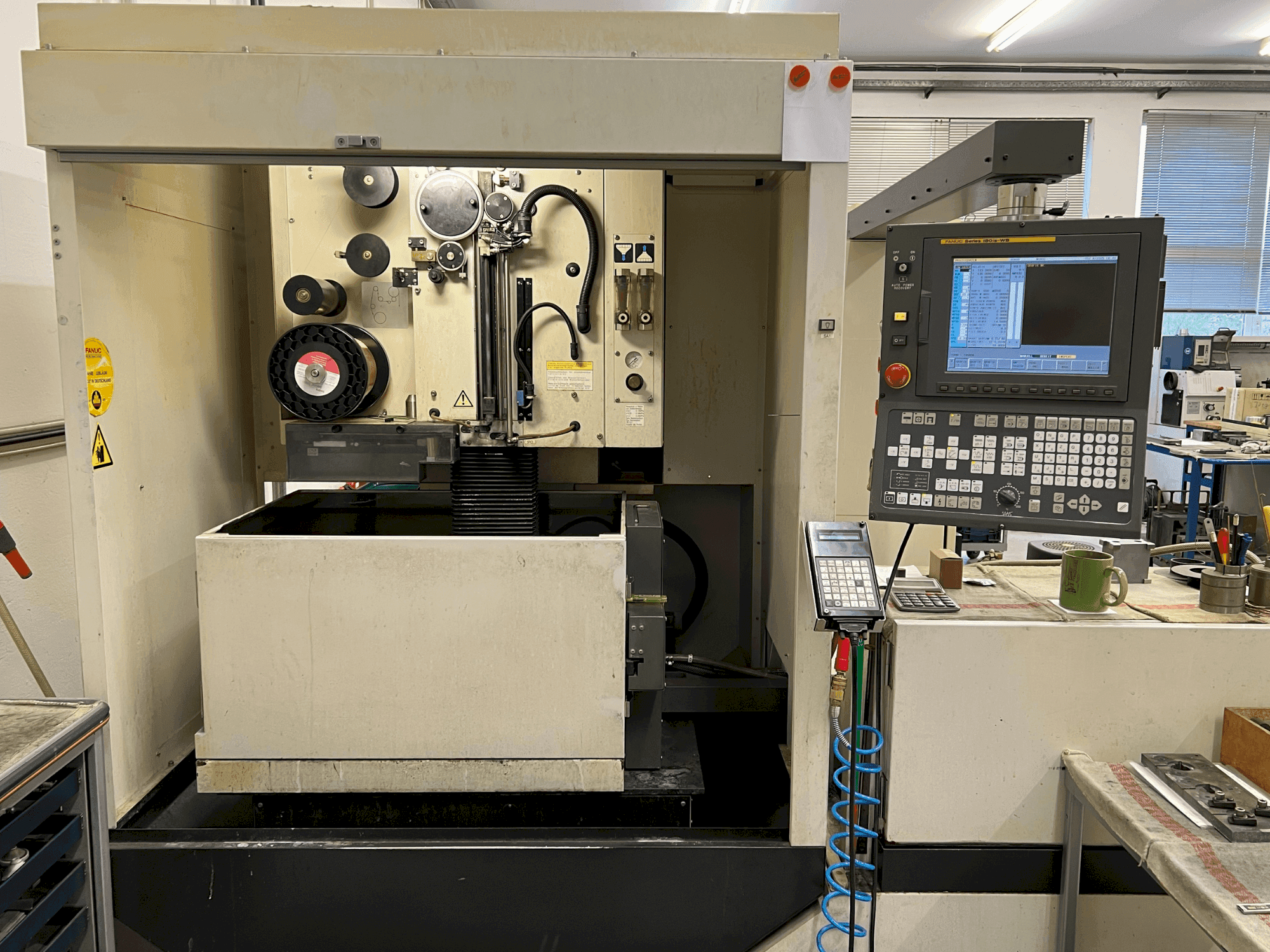 Вид станка FANUC Alpha-0iC спереди