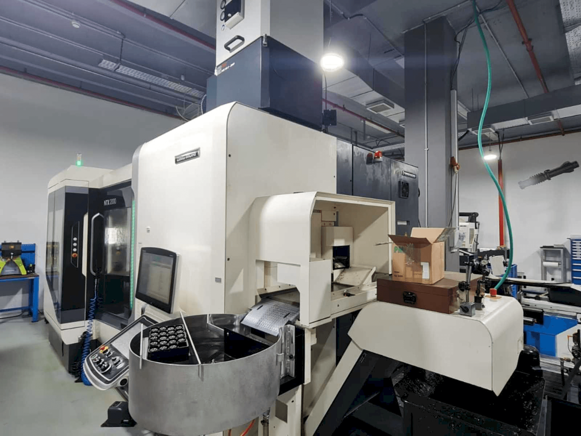 Вид станка с DMG MORI NTX2000/1500SZ правой строны