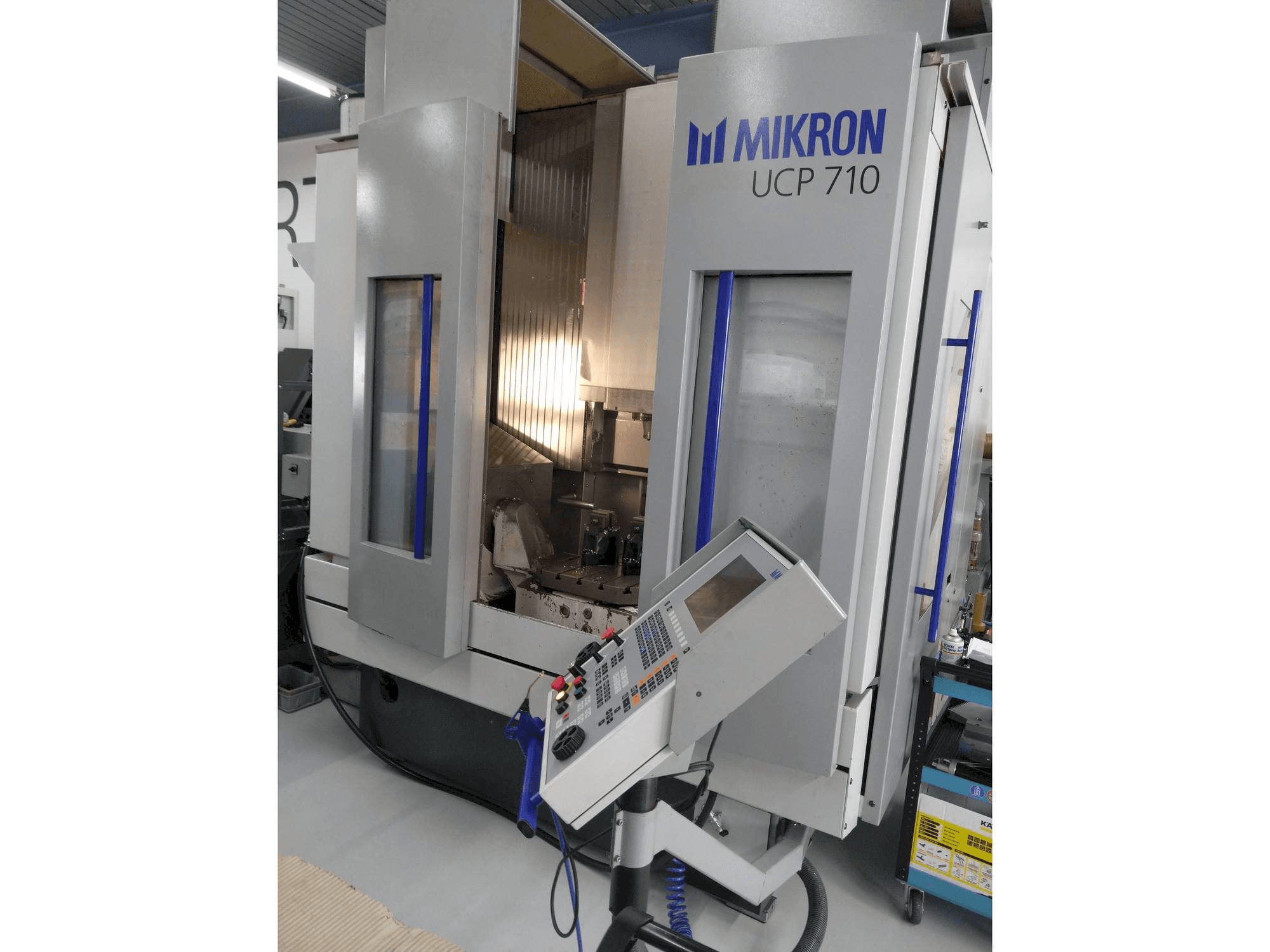 Вид станка MIKRON UCP 710 спереди
