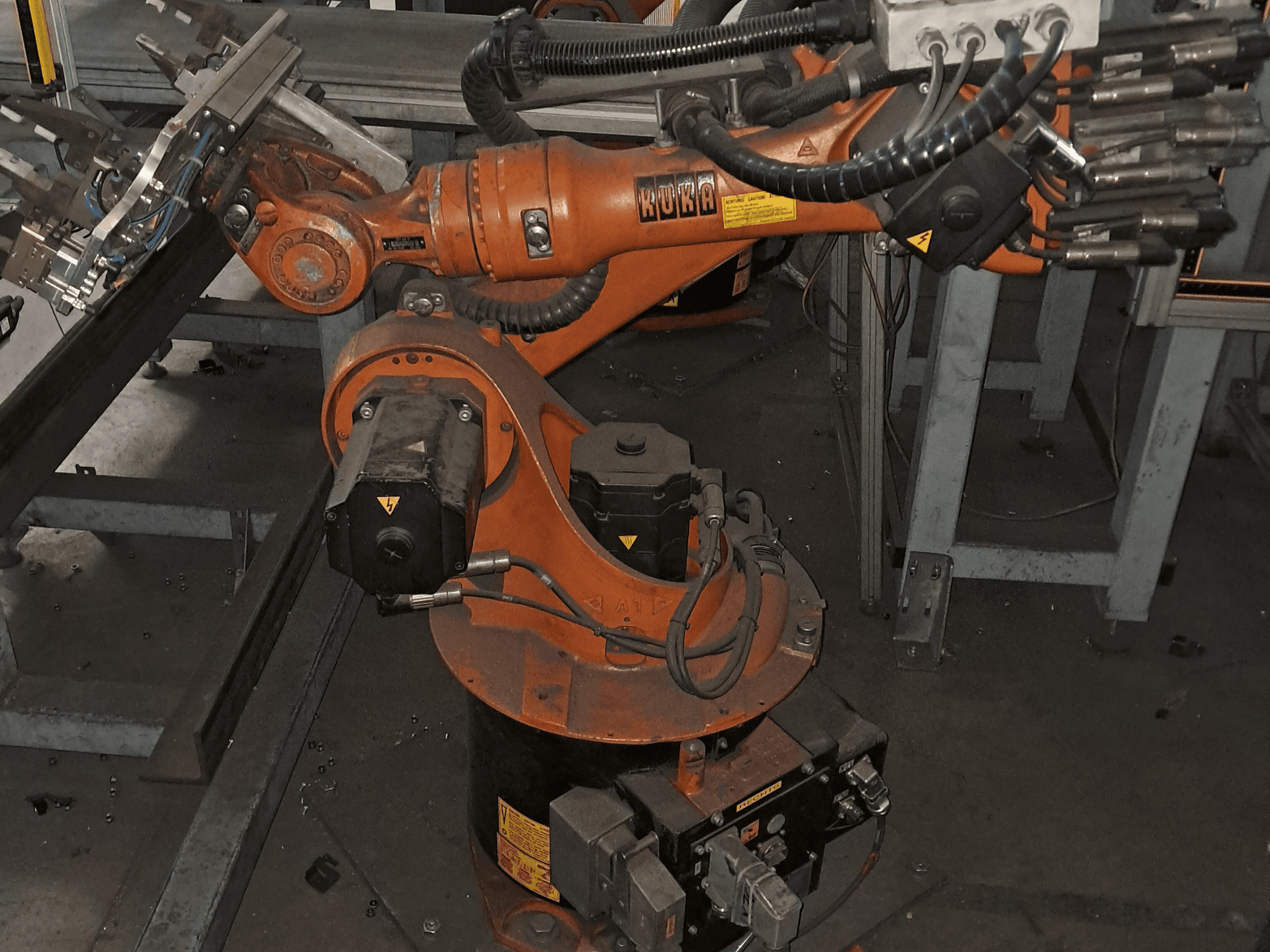 Роботизированный манипулятор KUKA KR 16-2 в виде сверху, на котором видны оранжевый корпус, двигатель и механические компоненты.