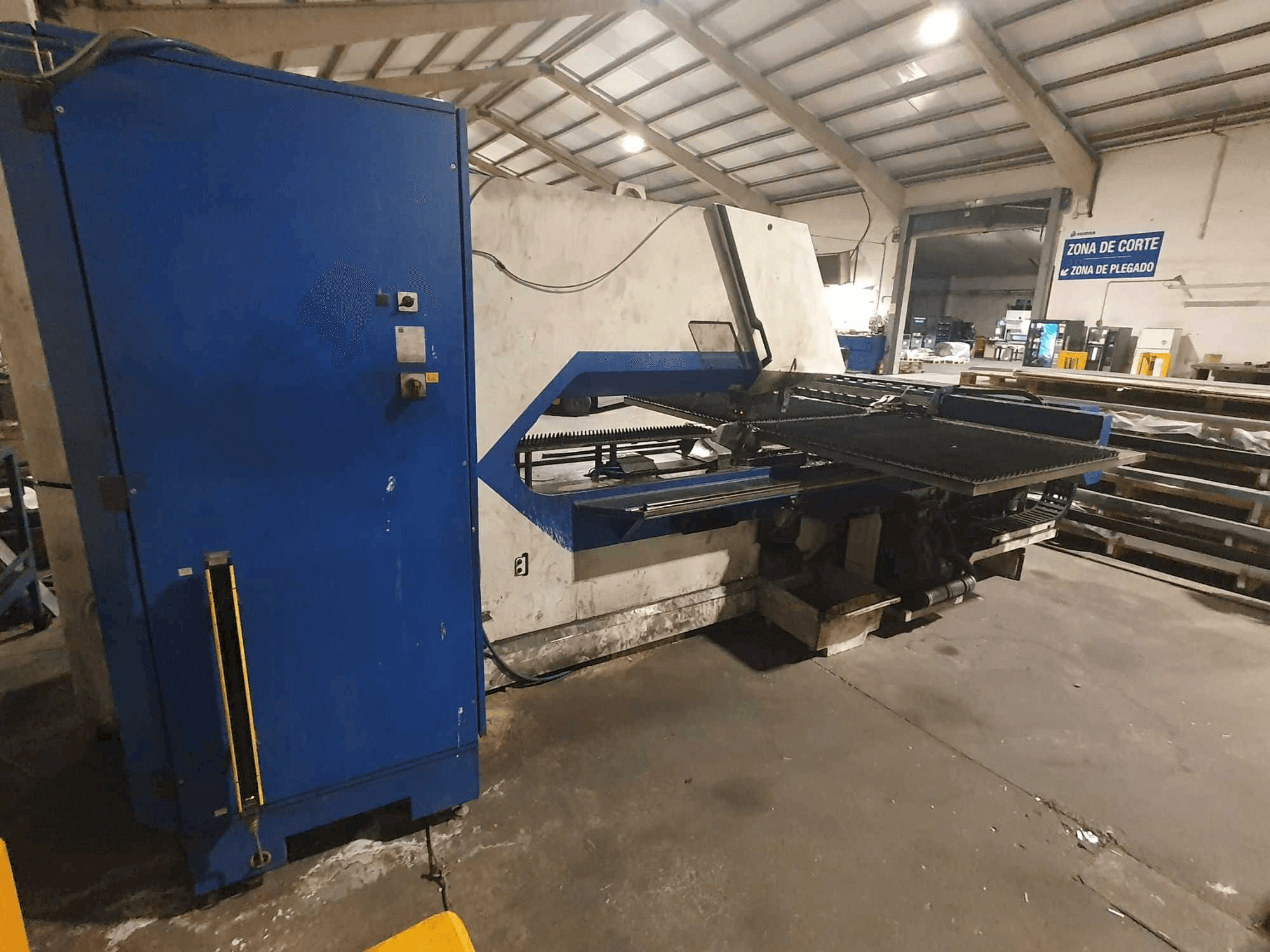 Вид станка TRUMPF Trumatic 2000R спереди