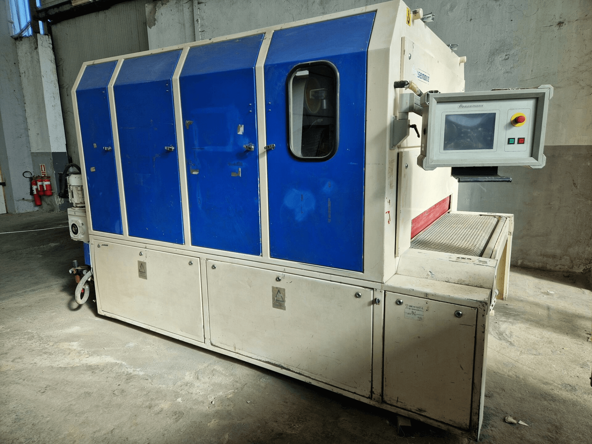 Промышленный станок марки "Sedecom", вид сбоку; имеет синие панели, экран управления и текстурированную поверхность для обработки продуктов.