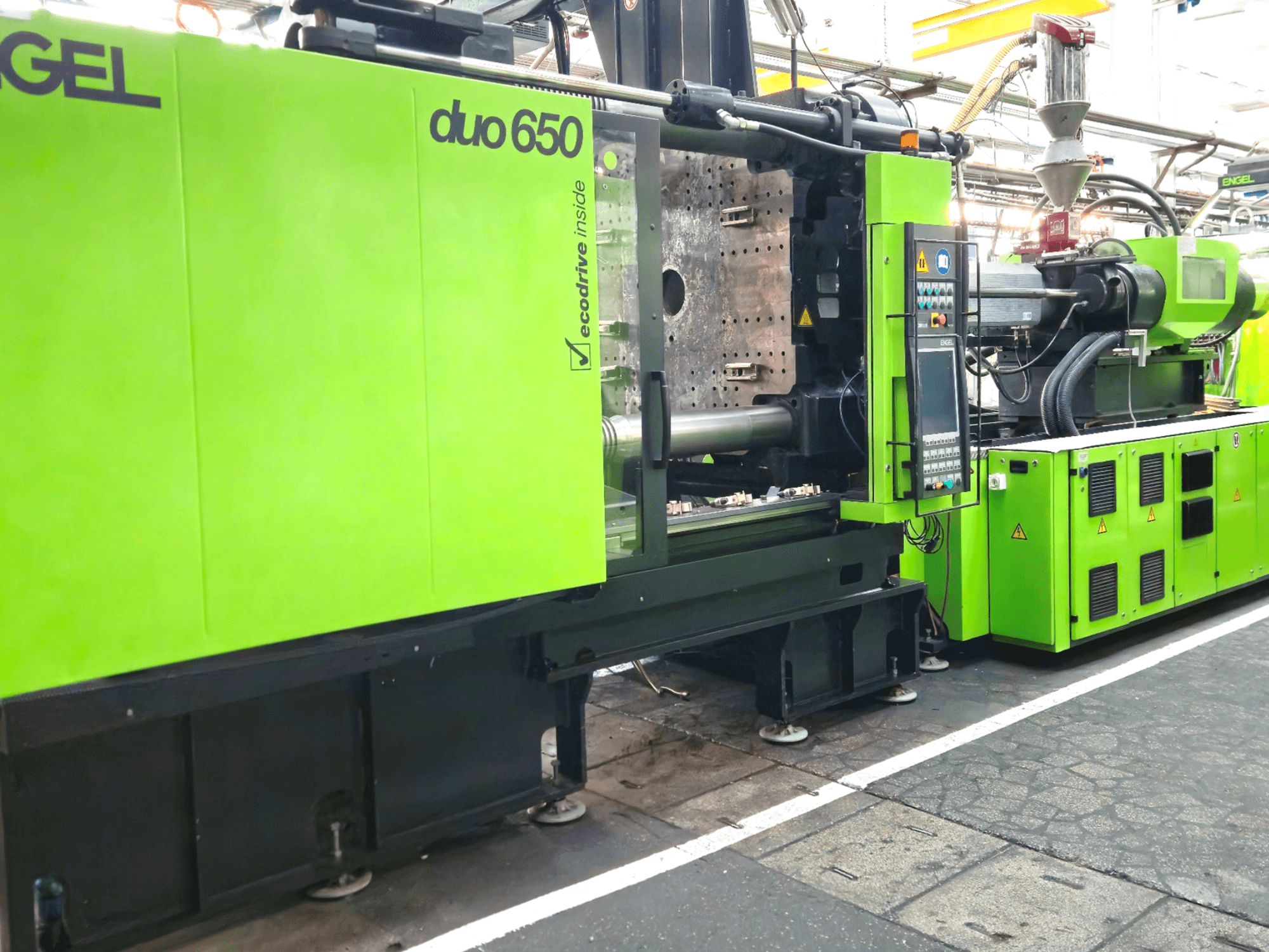 Термопластавтомат ENGEL duo 650, вид спереди, ярко-зеленый цвет, видна панель управления и бункер.
