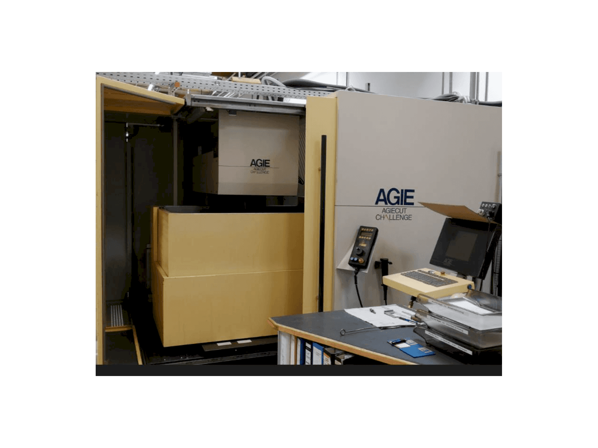 Вид станка AGIE AGIECUT CHALLENGE 3 спереди