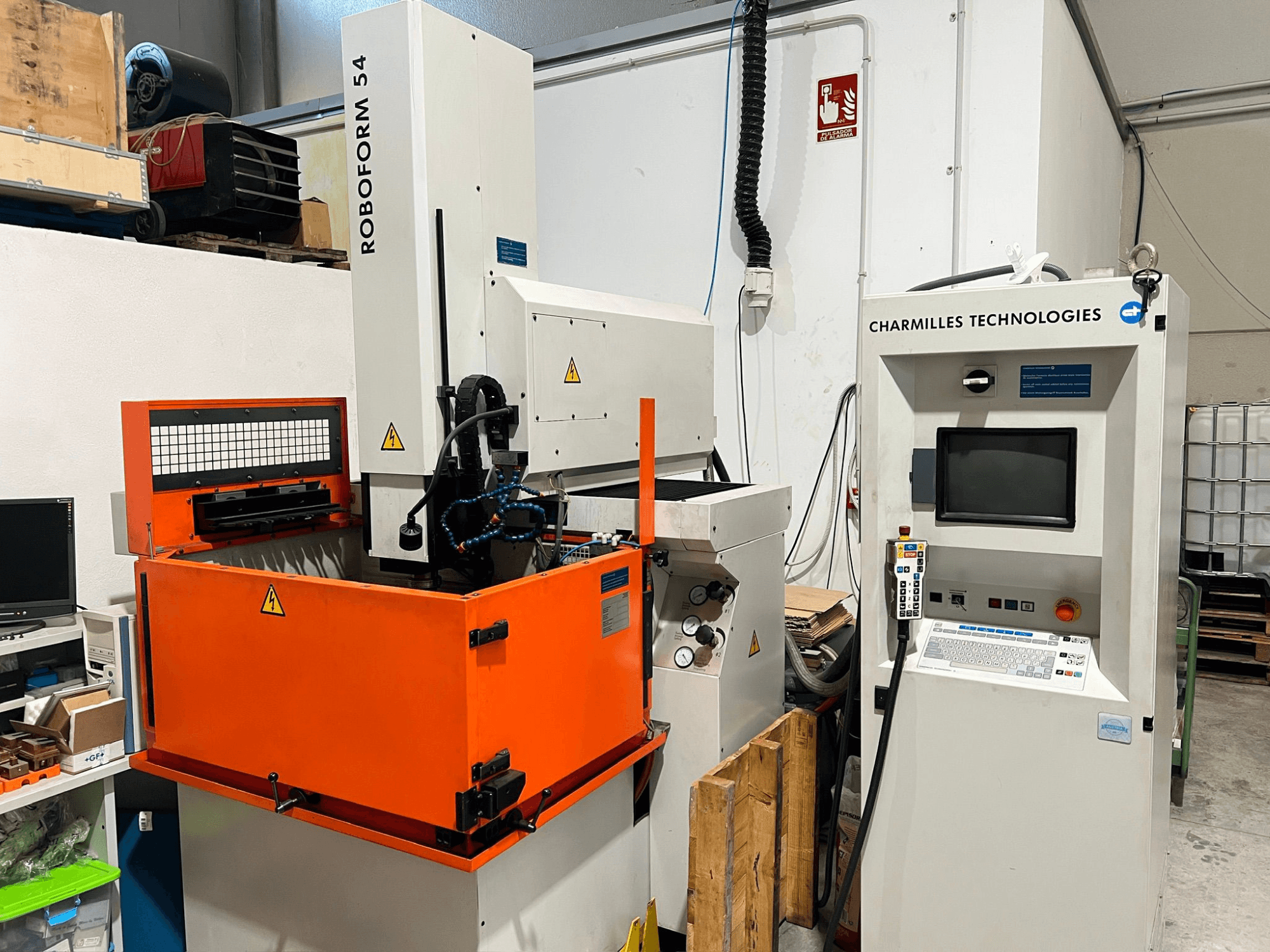 Станок для электроэрозионной обработки давлением AgieCharmilles Roboform 54, вид спереди, оранжевый рабочий бак и блок управления.