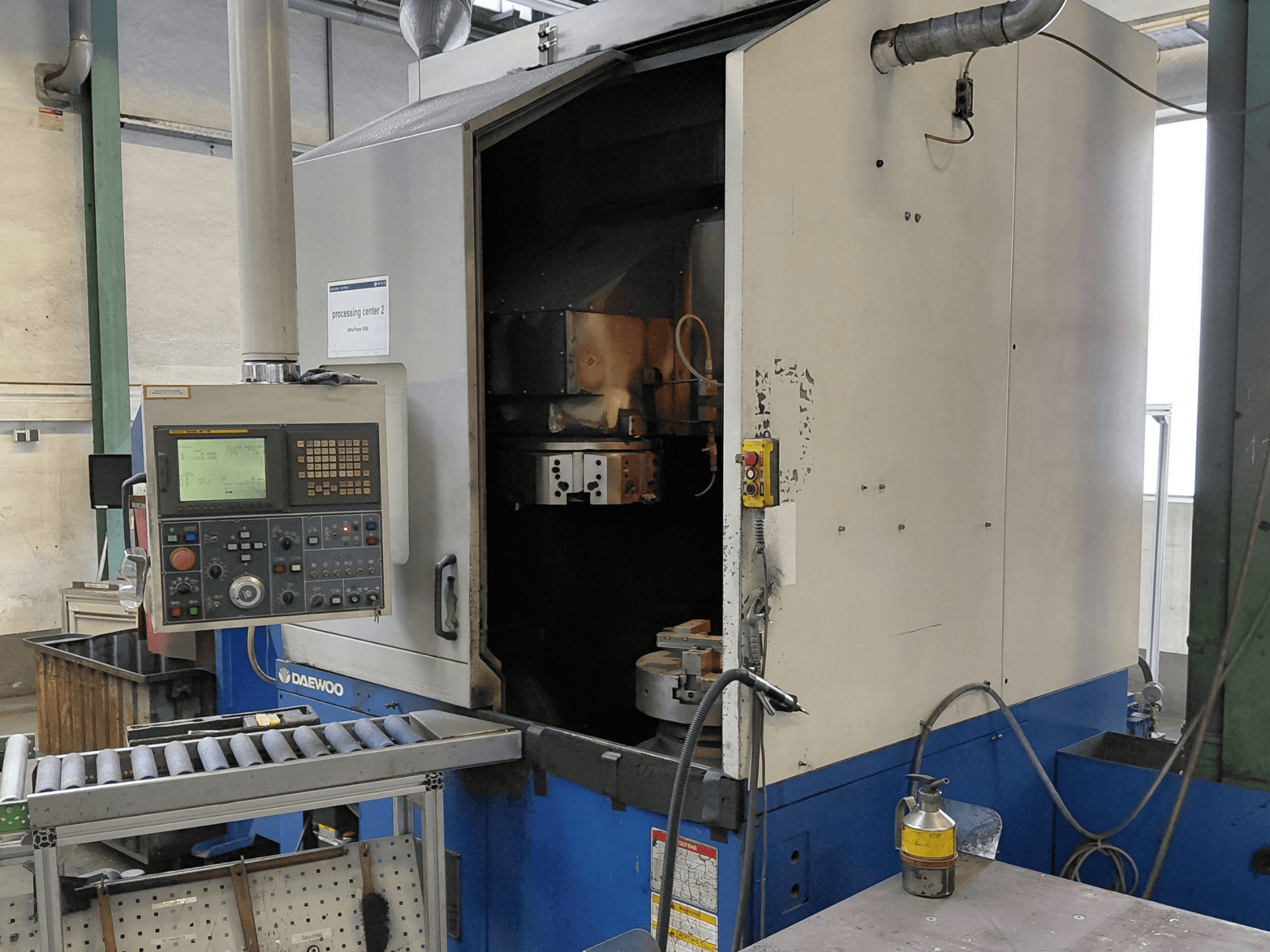 Вертикальный токарный станок Daewoo Puma V550, вид спереди, панель управления, шпиндель и патрубок подачи СОЖ.