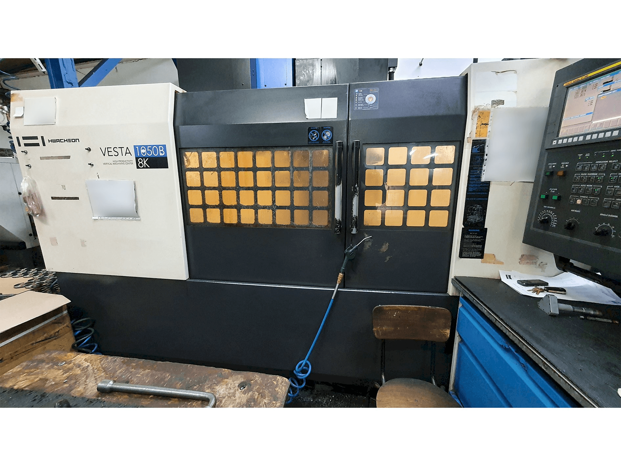 Вид станка HWACHEON VESTA-1050B спереди