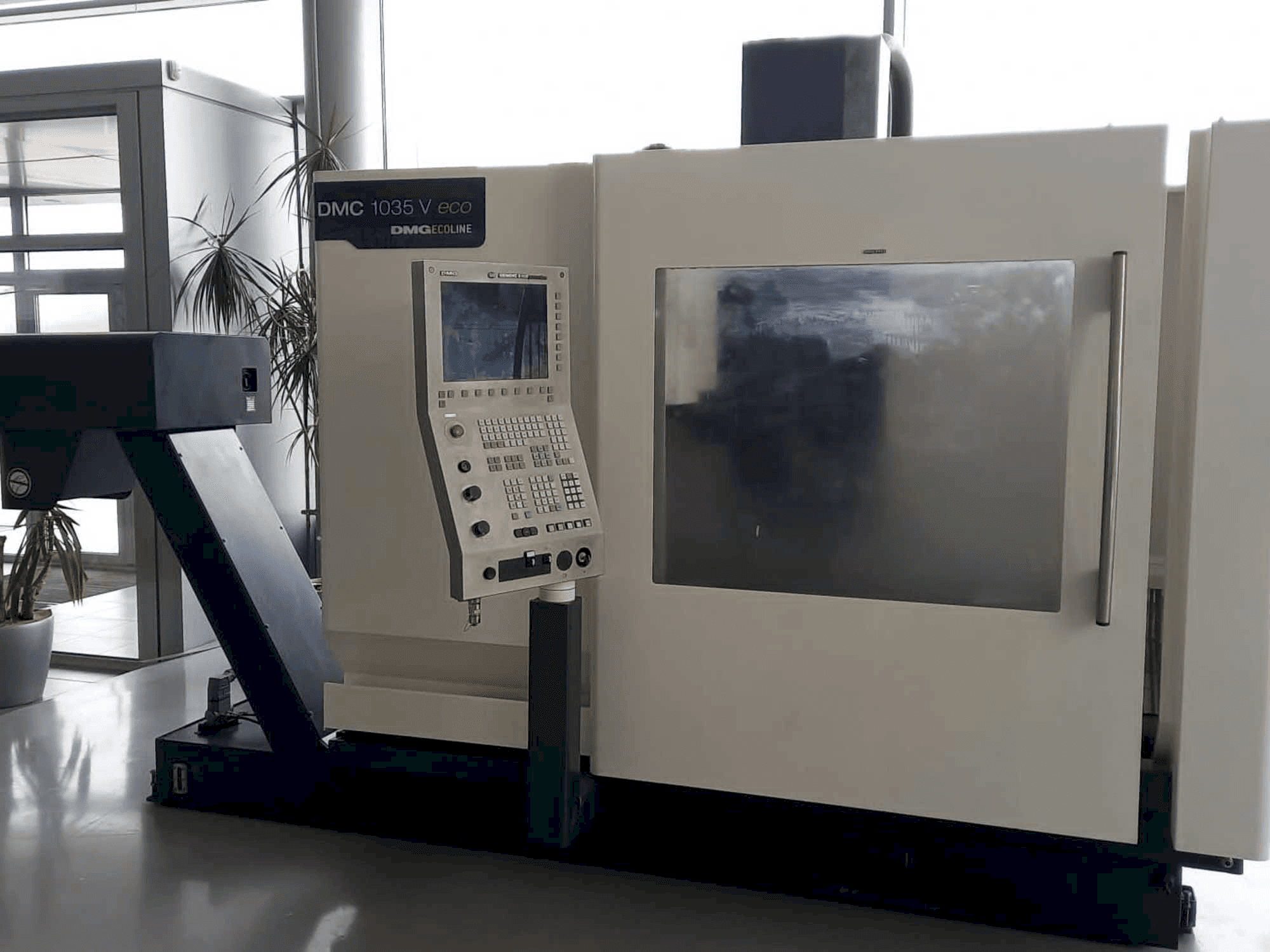 Вид станка DMG DMC 1035 V eco спереди