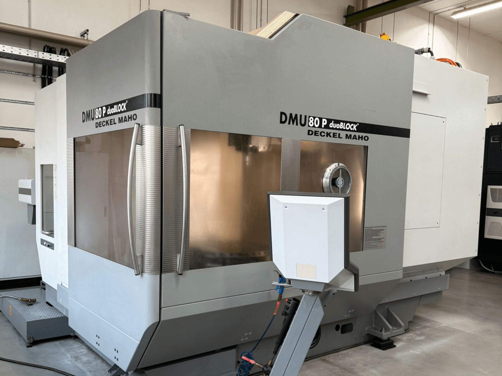 DMU 80 P duoBLOCK от Deckel Maho, вид спереди, демонстрирующий функции обрабатывающего центра и интерфейс управления в промышленных условиях.