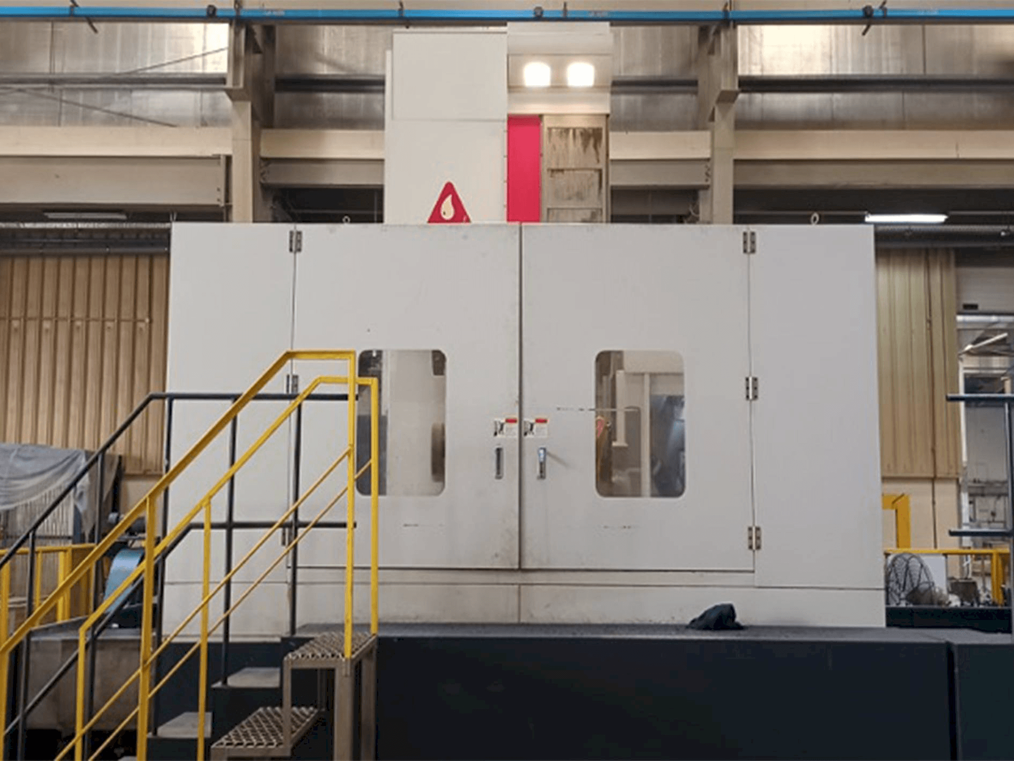 Вид станка YOU JI HBM130/3022 спереди