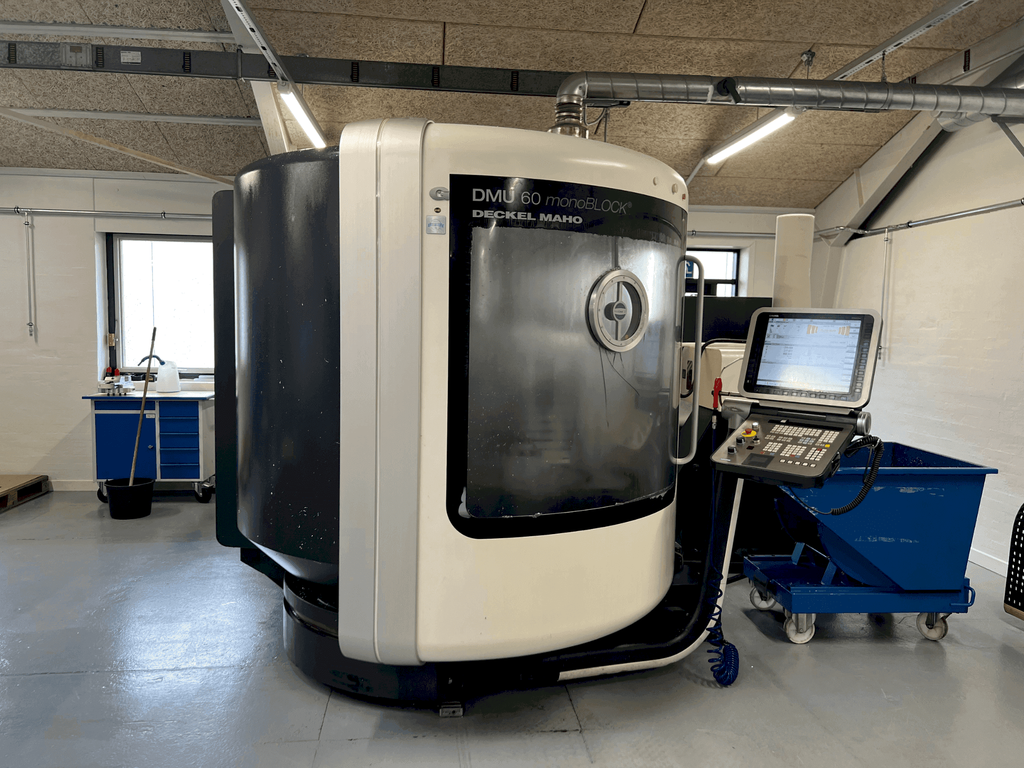 Вид станка DMG MORI DMU 60 monoBLOCK спереди