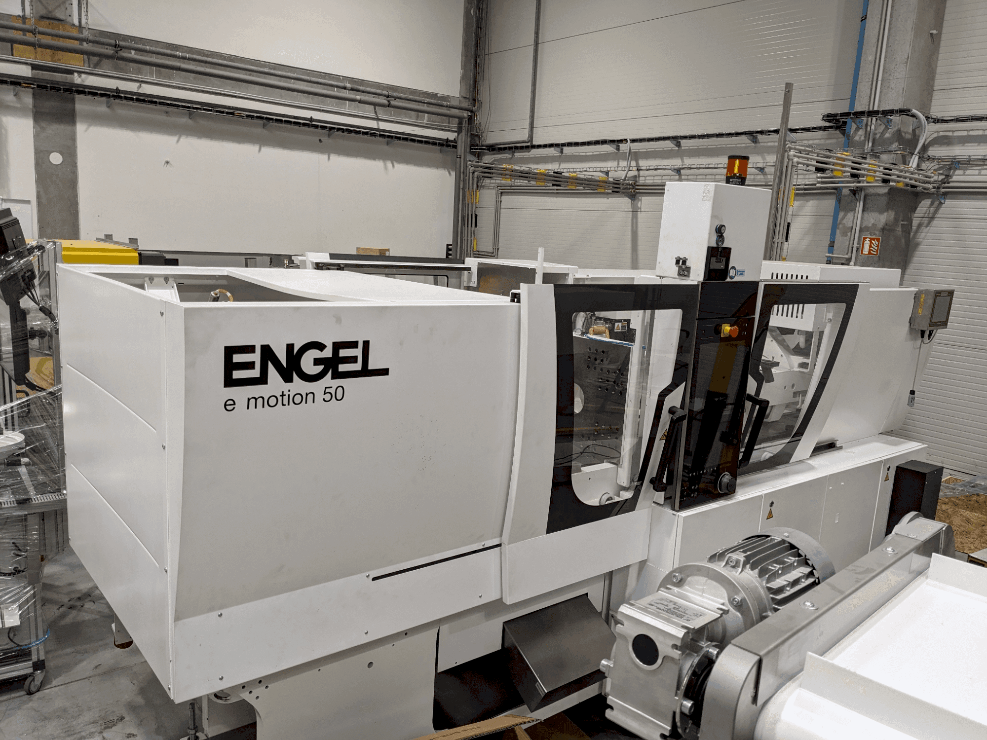 Вид станка Engel e-motion 170/50 TL спереди