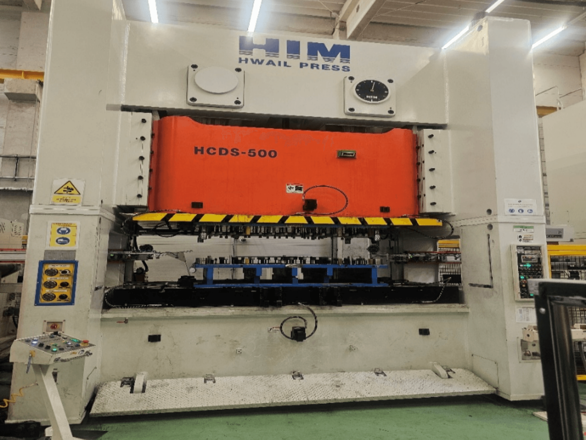 Механический штамповочный пресс HIM HWAIl PRESS HCDS-500 в виде спереди, с оранжевой прижимной пластиной и панелью управления.