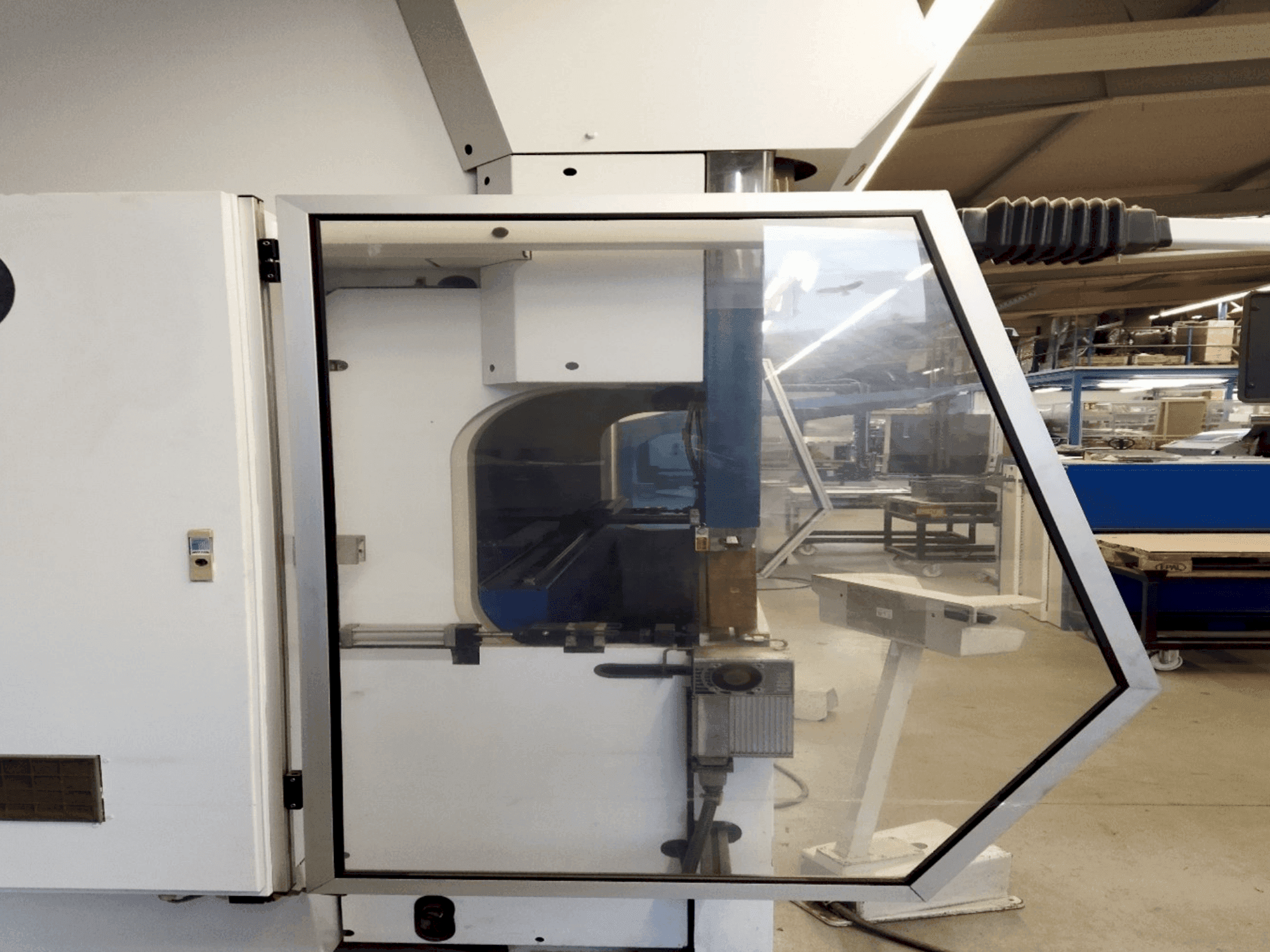 Вид станка TRUMPF TrumaBend V130 спереди