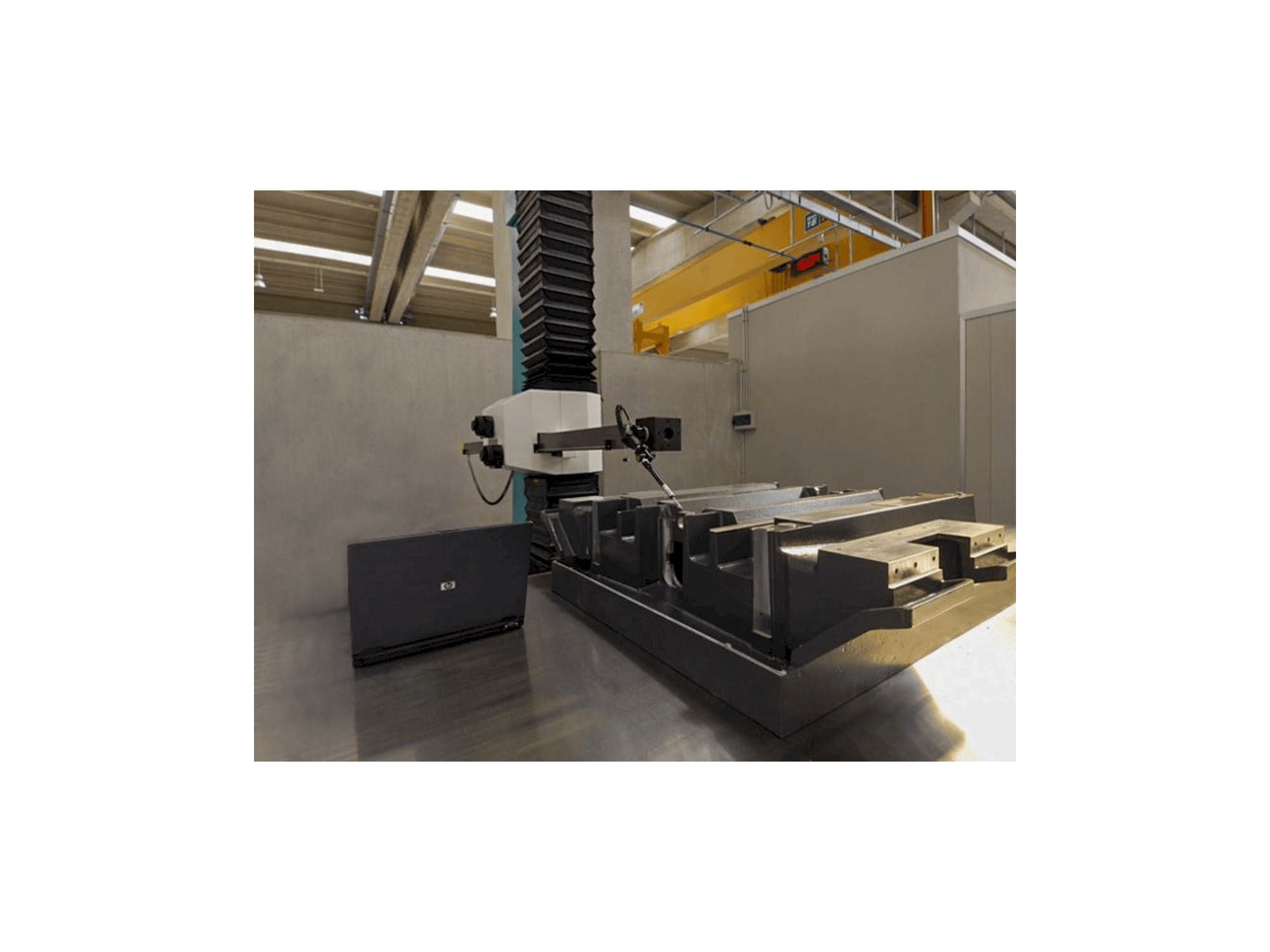 Вид станка Hexagon Metrology Poli Globo спереди