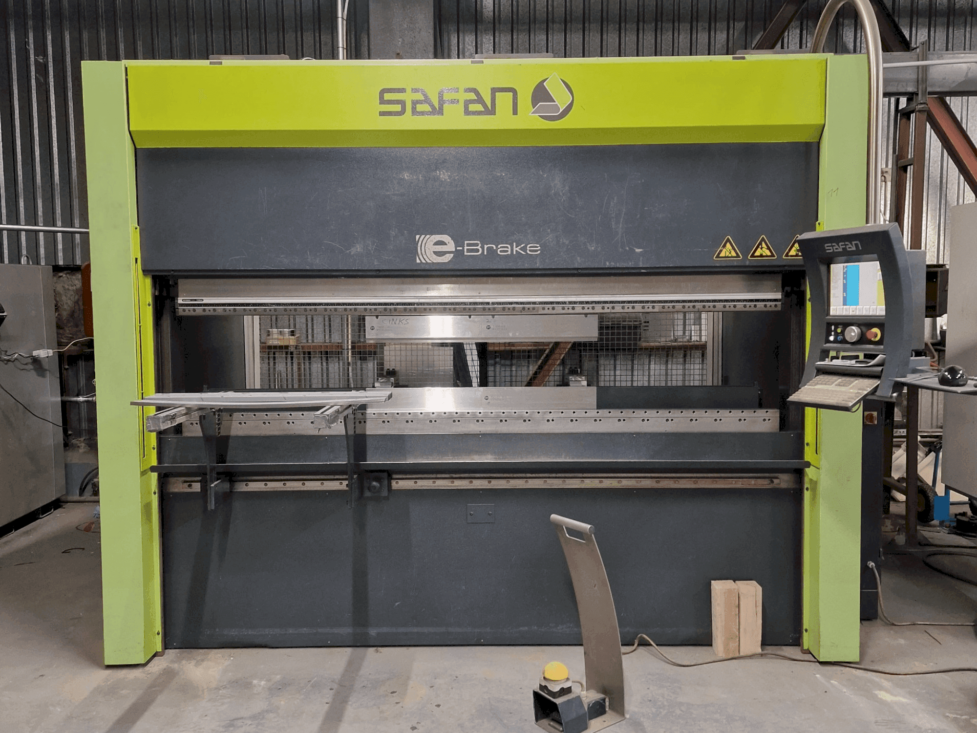 Вид станка Safan E-Brake 80-2550-Ts3 Cnc спереди
