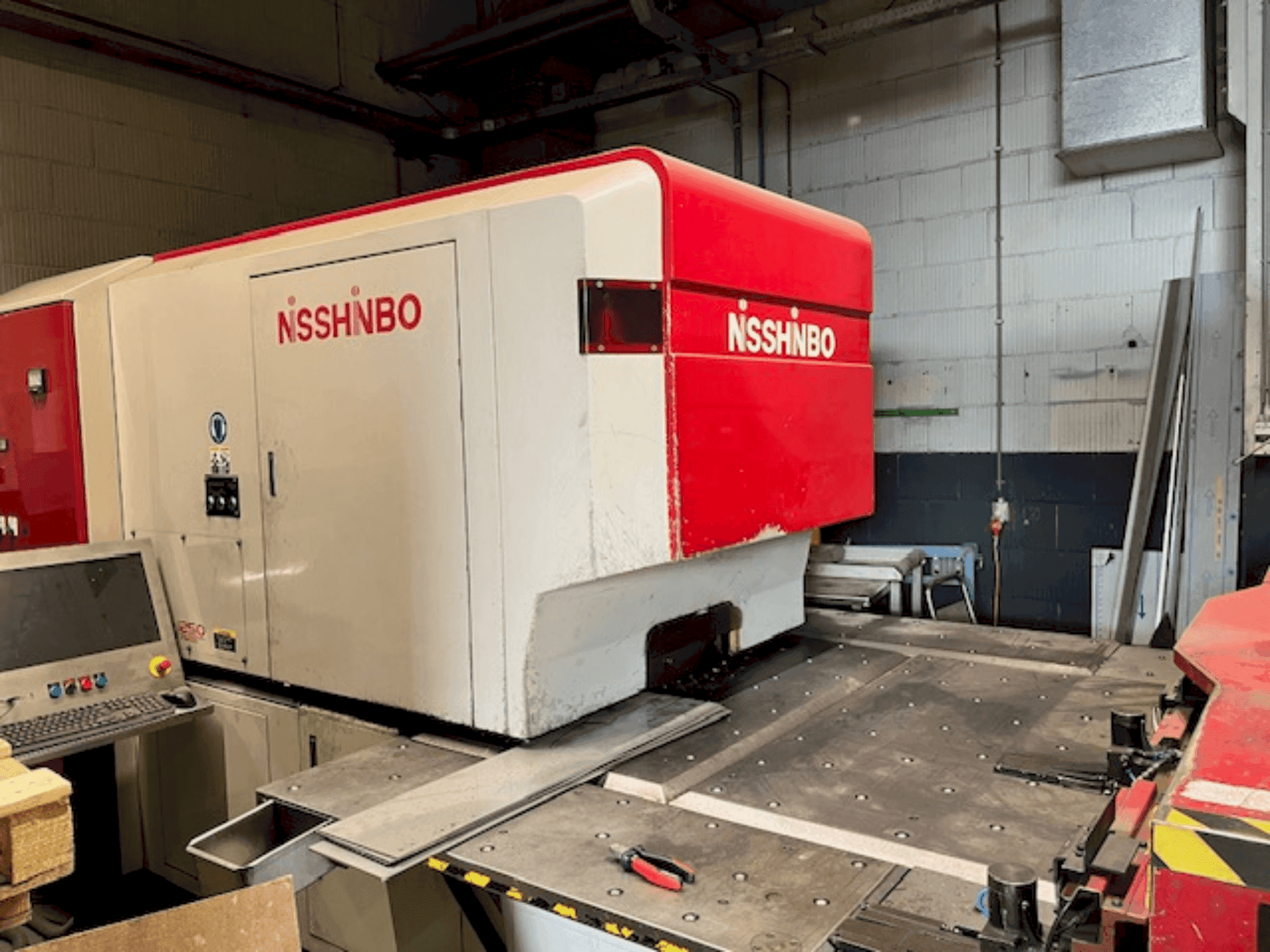 Вид станка Nisshinbo HIQ-1250 спереди