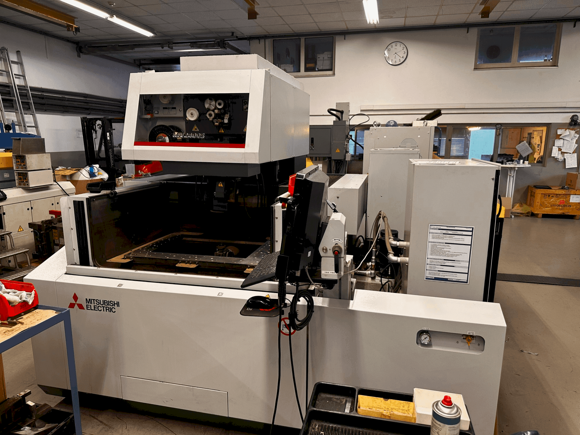 Вид станка Mitsubishi MV2400S спереди